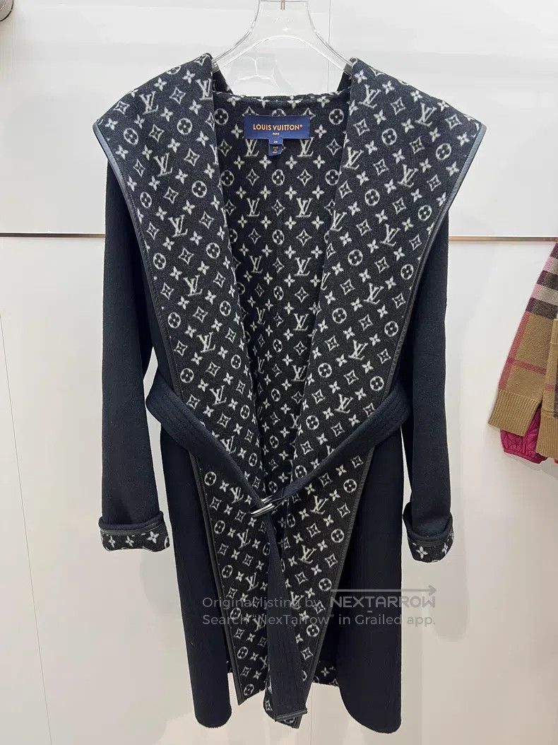 Louis Vuitton Louis Vuitton Logo printed hooded belted waisted woolen co Size XS / US 0-2 / IT 36-38 - 1 Thumbnail