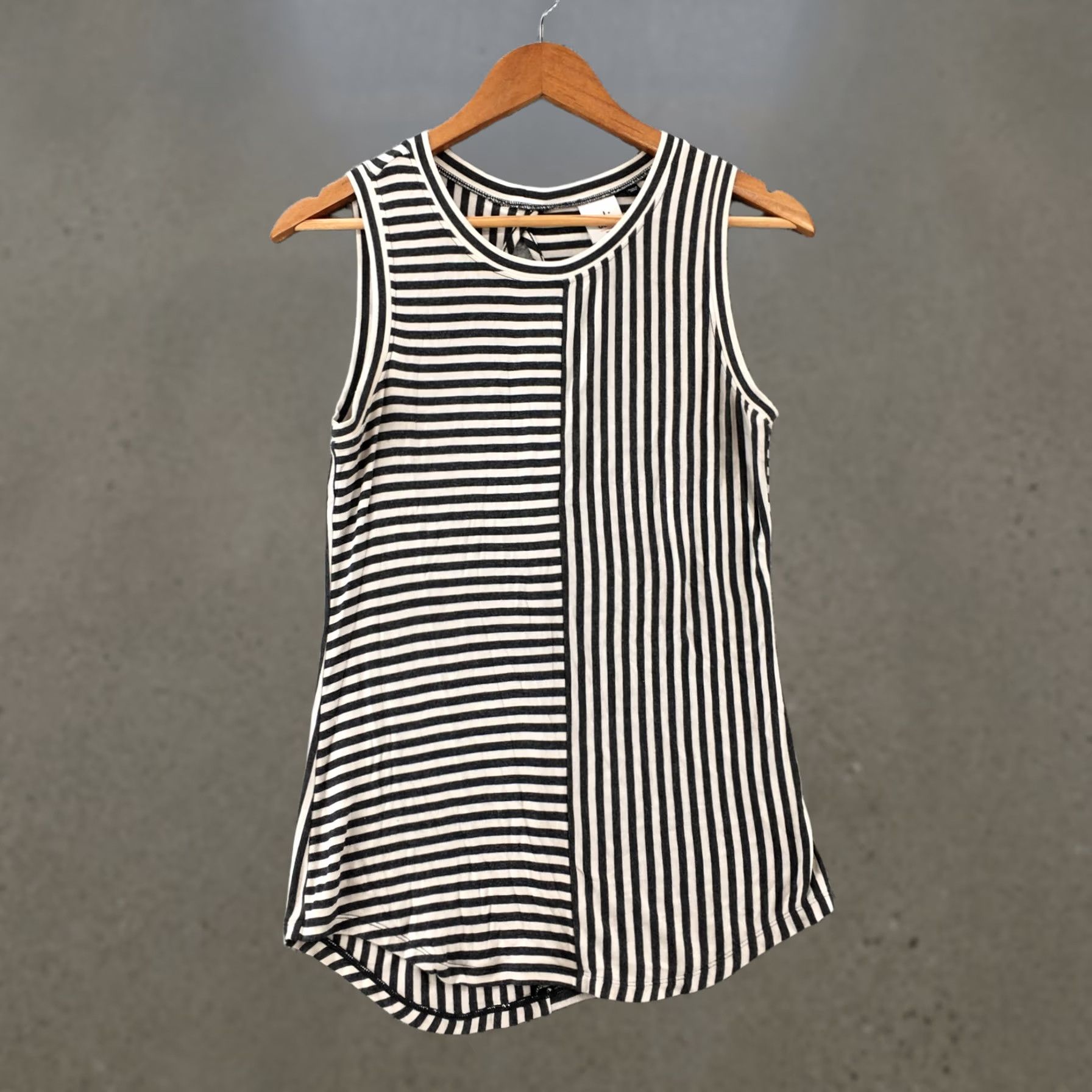 Vintage Cabi Tank Blouse Top XS Womens Striped Sleeveless Round Neck Gray White Casual Shirt Size XS / US 0-2 / IT 36-38 - 1 Thumbnail