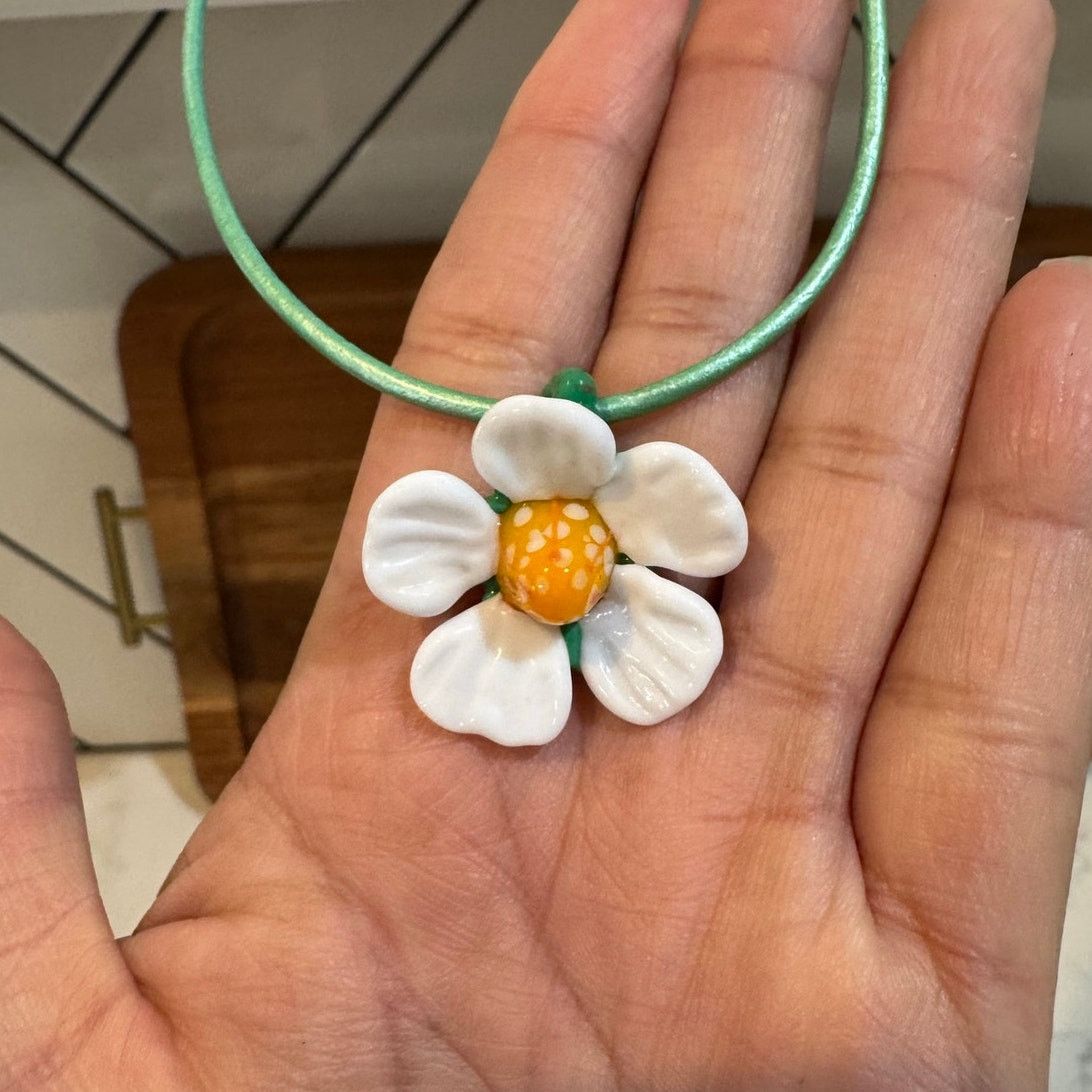 Handmade handmade glass daisy pendant necklace choker silver clasp Size ONE SIZE - 4 Thumbnail