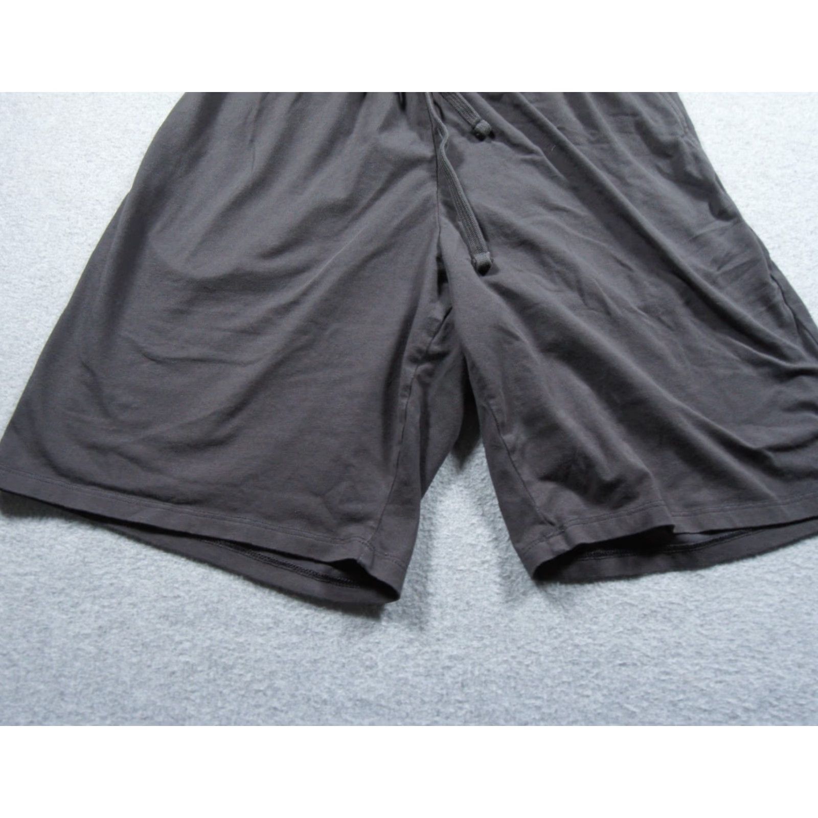 Uniqlo GU Shorts Mens Medium Gray Lightweight Lounge Comfort Uniqlo Drawstring Casual Athletic Shorts Mens Gray Size US 31 - 2 Thumbnail