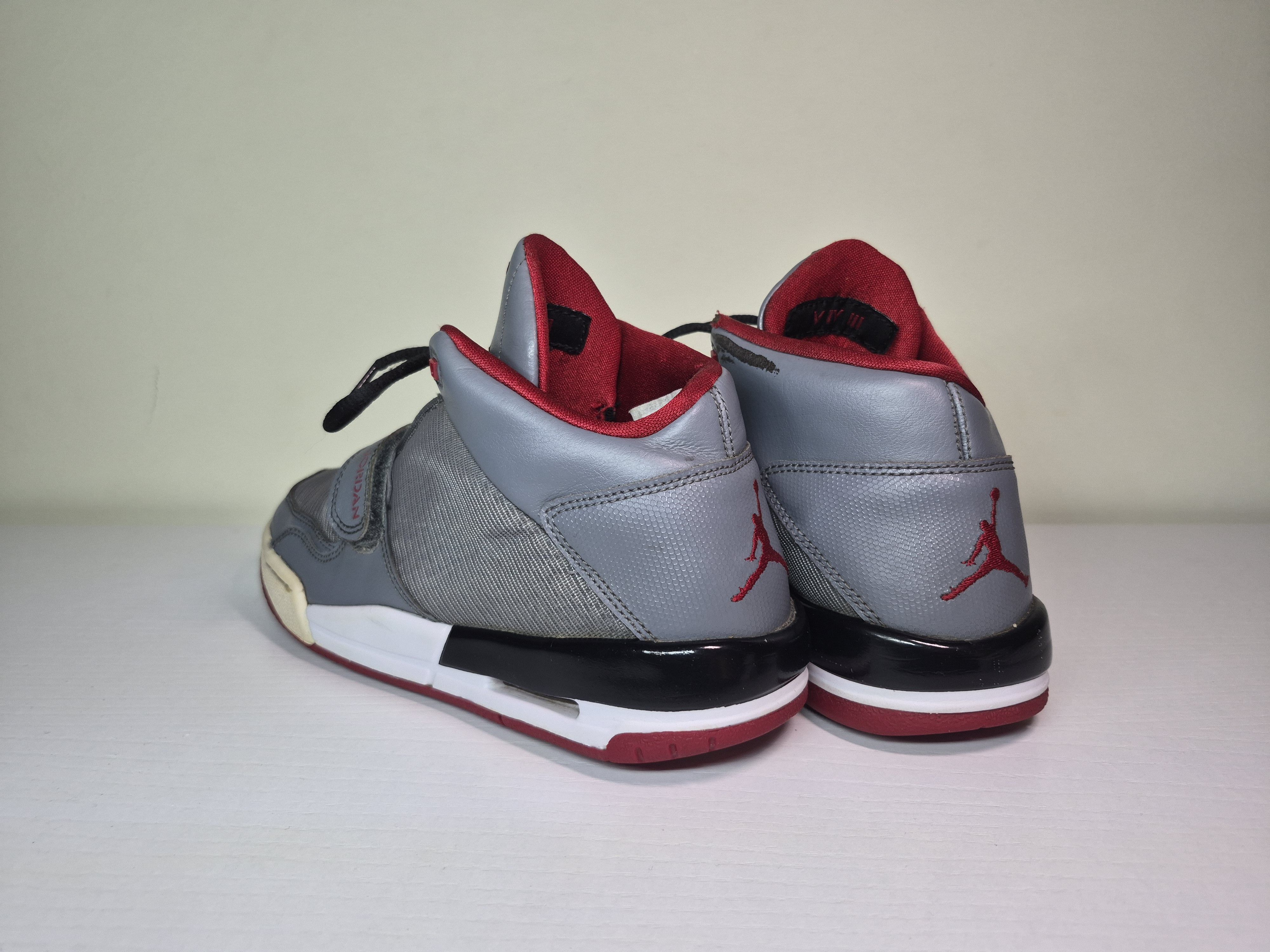 Nike Jordan Flight Club 91 GS Grey Red (2013 Release) Size US 8 / IT 38 - 4 Thumbnail