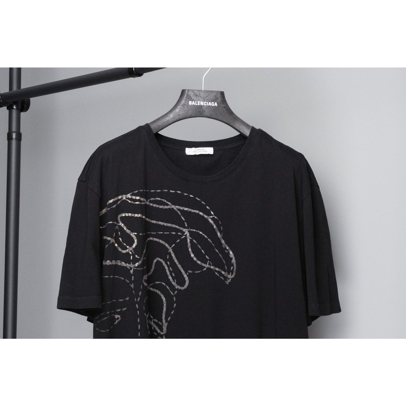 Versace Gianni versace big medusa gold printed logo black tee shirt Size US XL / EU 56 / 4 - 2 Thumbnail