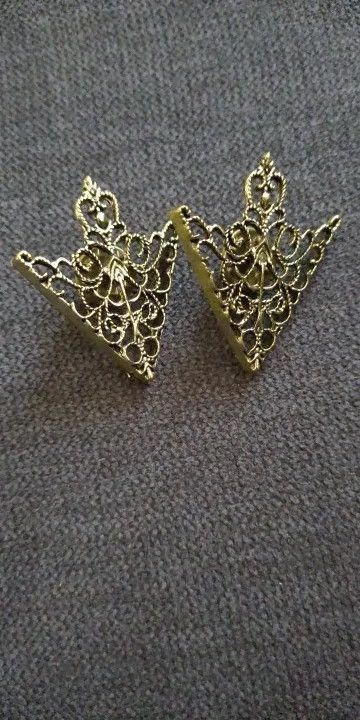 Jewelry Gold Triangle Shirt Collar Brooches Size ONE SIZE - 3 Thumbnail
