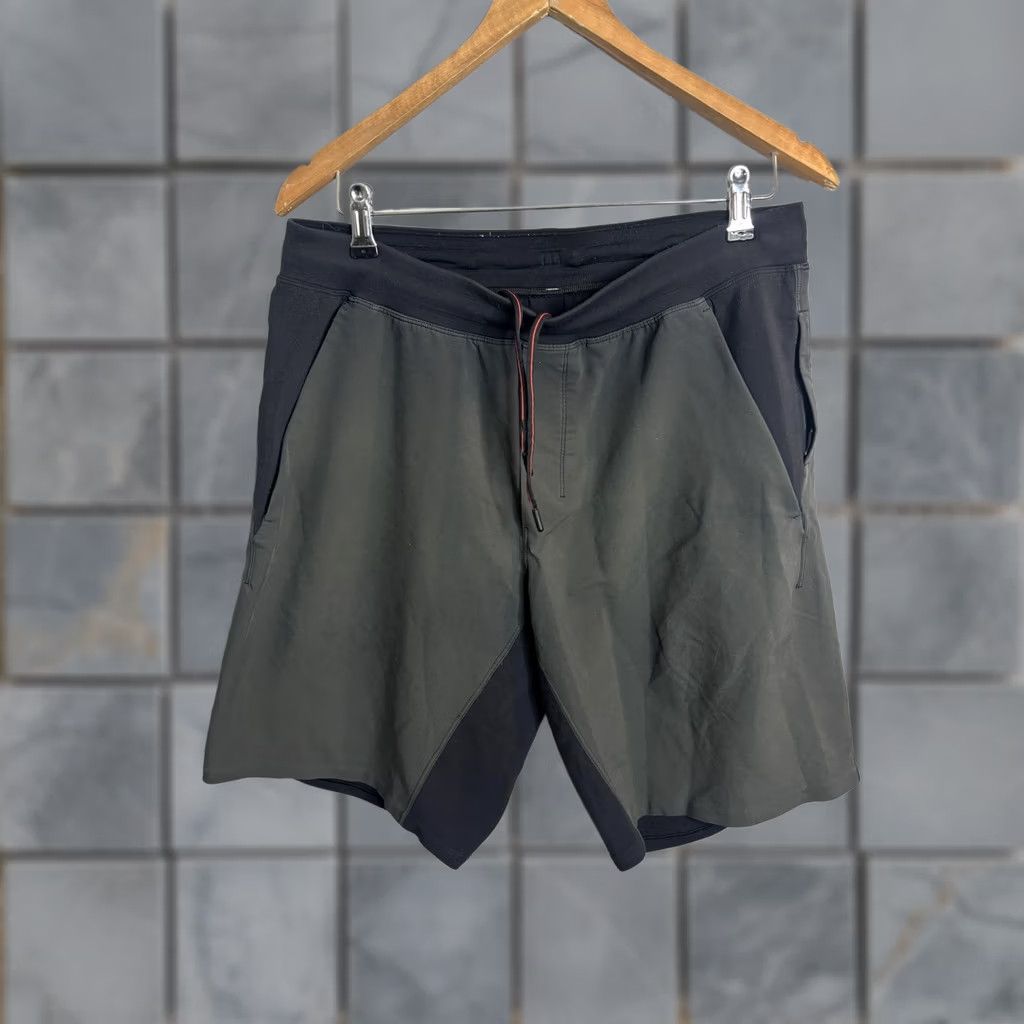 Lululemon Lululemon Shorts Mens Large Black Gray Athletic Drawstring Pockets Logo Size US 31 - 1 Thumbnail