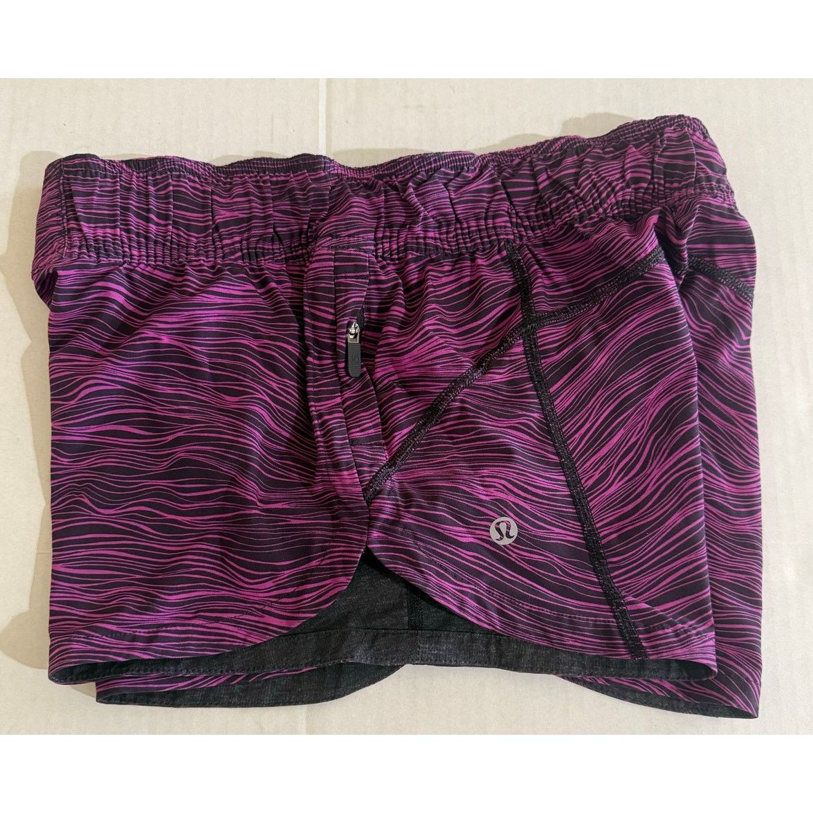 Lululemon Fantastic Lululemon Hotty Hot Reversible Shorts Size 4 Size 27" / US 4 / IT 40 - 8 Thumbnail