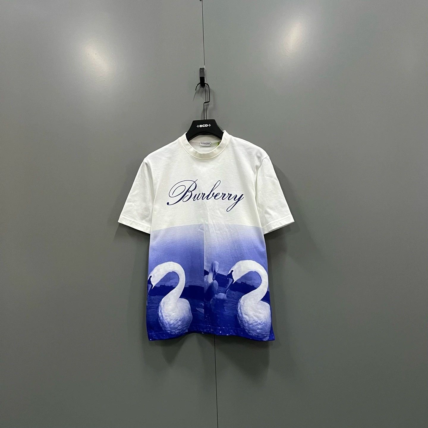Burberry Burberry Swan Print Short Sleeve T-shirt Size US M / EU 48-50 / 2 - 1 Thumbnail