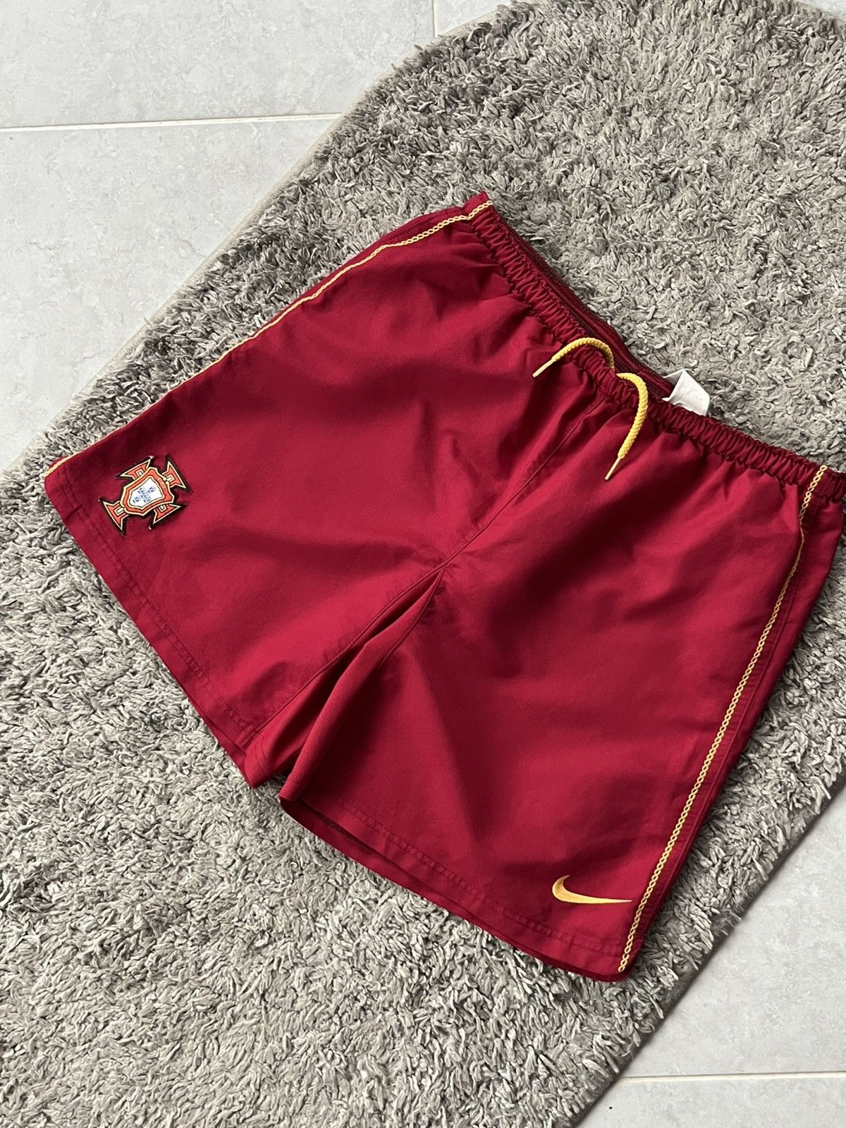 Nike Vintage Shorts Nike Soccer Football PORTUGAL NATIONAL Size US 30 / EU 46 - 2 Thumbnail