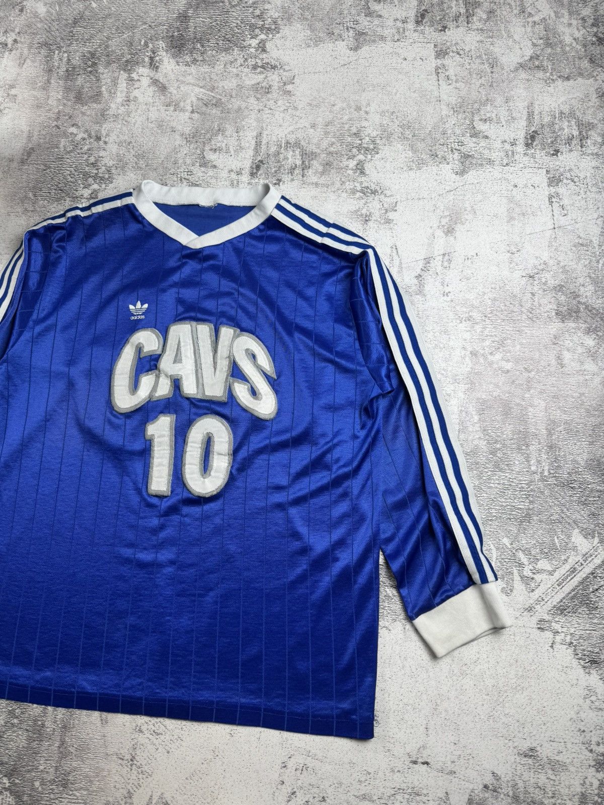 Adidas CAVS 80s 90s Adidas Cleveland Cavaliers NBA Blue RARE Longsleeve Jersey T Shirt Size US XL / EU 56 / 4 - 3 Thumbnail