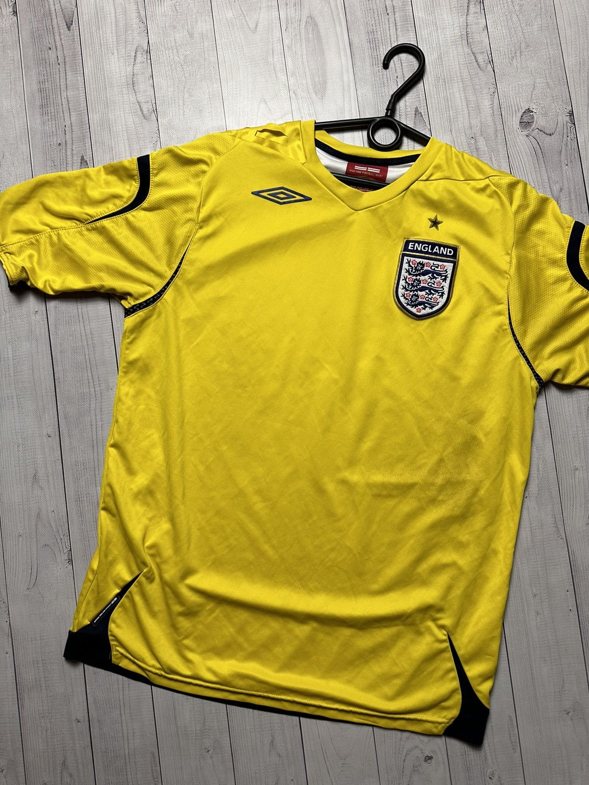 Umbro × Vintage Vintage England Umbro yellow soccer jersey Goalkeeper L rare Size US L / EU 52-54 / 3 - 2 Thumbnail