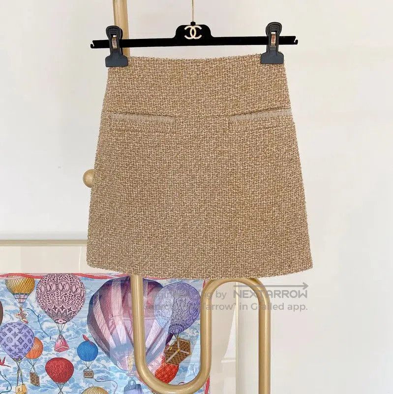 Chanel Chanel Gold Silk Short Skirt for Autumn . Size 23" - 1 Thumbnail