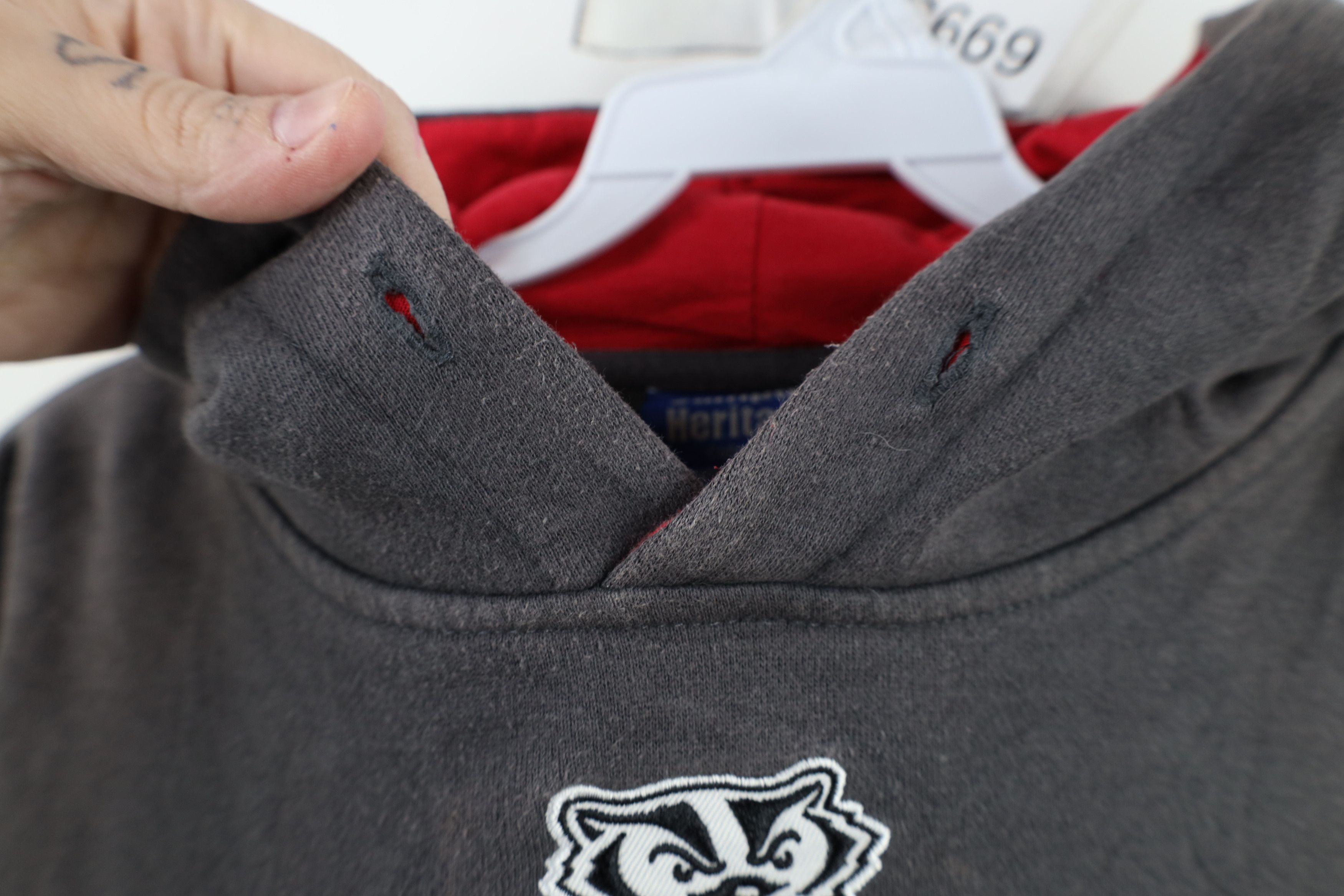 Vintage Vintage Spell Out University of Wisconsin Hoodie Sweatshirt Size US S / EU 44-46 / 1 - 5 Thumbnail
