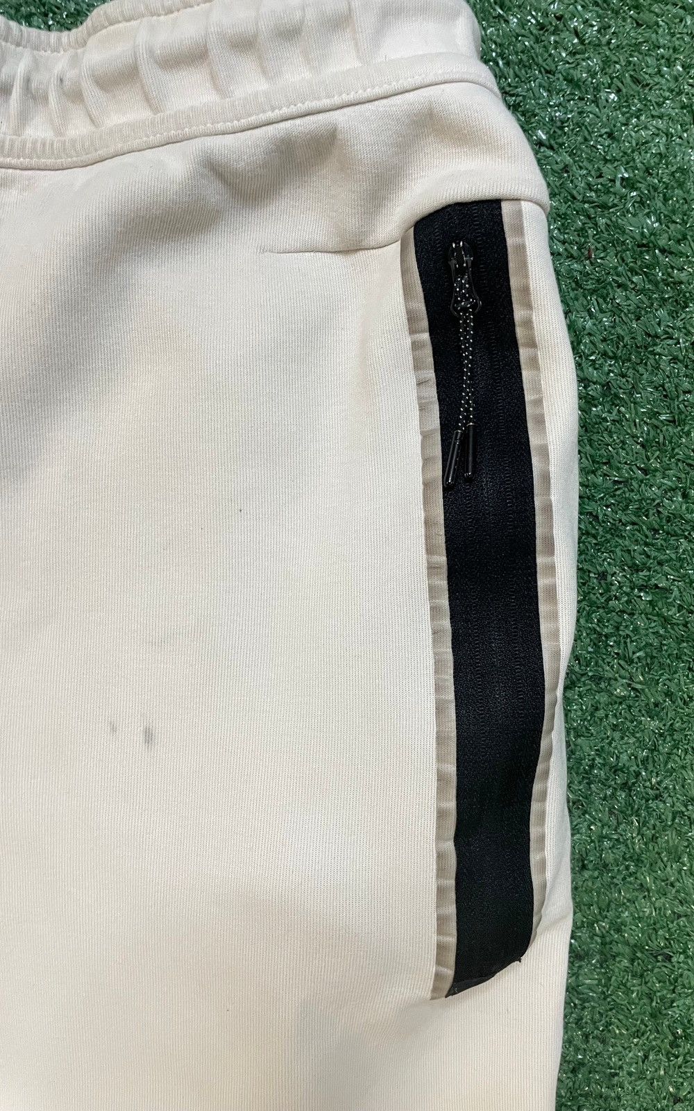 Nike Nike beige tech fleece pants Size US 32 / EU 48 - 3 Thumbnail