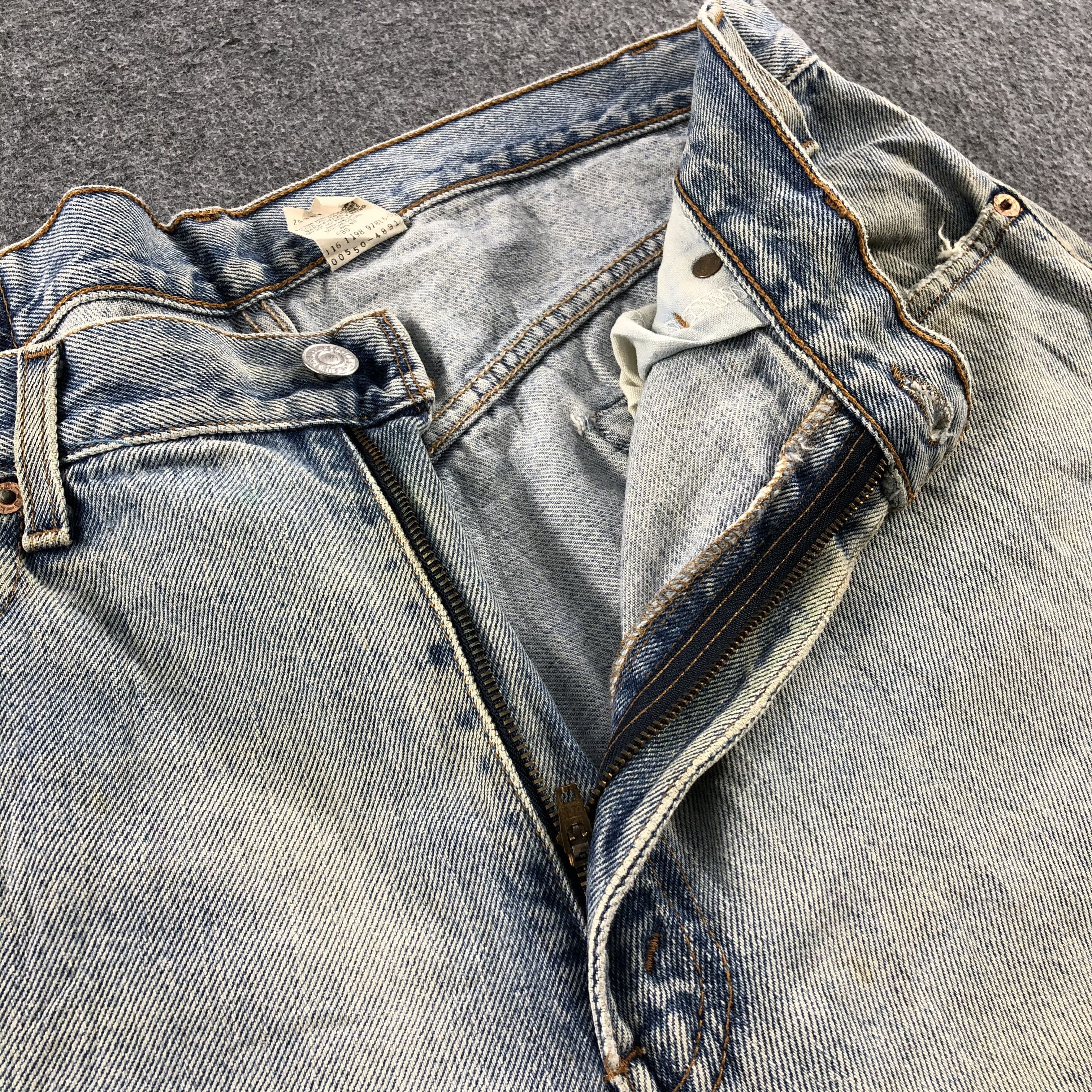 Levi's 90s Vintage Light Wash Levis 550 Jeans- J1355 Size US 35 - 9 Thumbnail