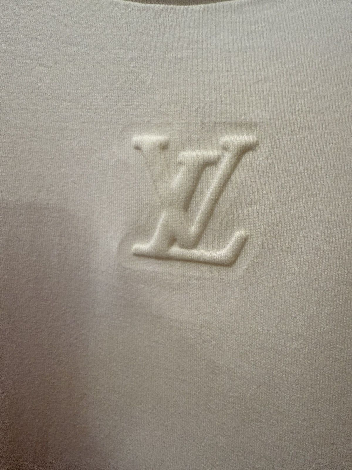 Louis Vuitton Louis Vuitton embossed LV logo white t shirt L Size US L / EU 52-54 / 3 - 6 Thumbnail