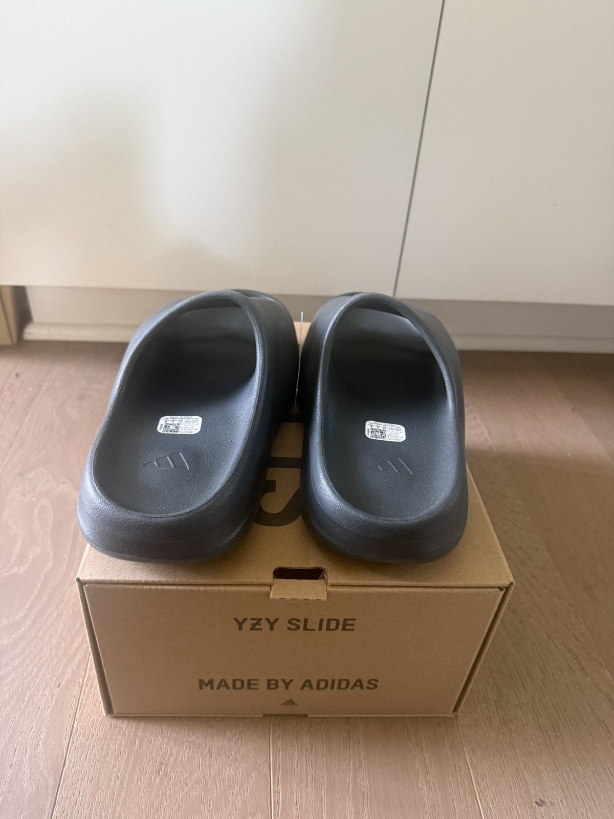 Yeezy Adidas Yeezy Slide Dark Onyx Size 9 Men’s NEW Size US 9 / EU 42 - 3 Thumbnail