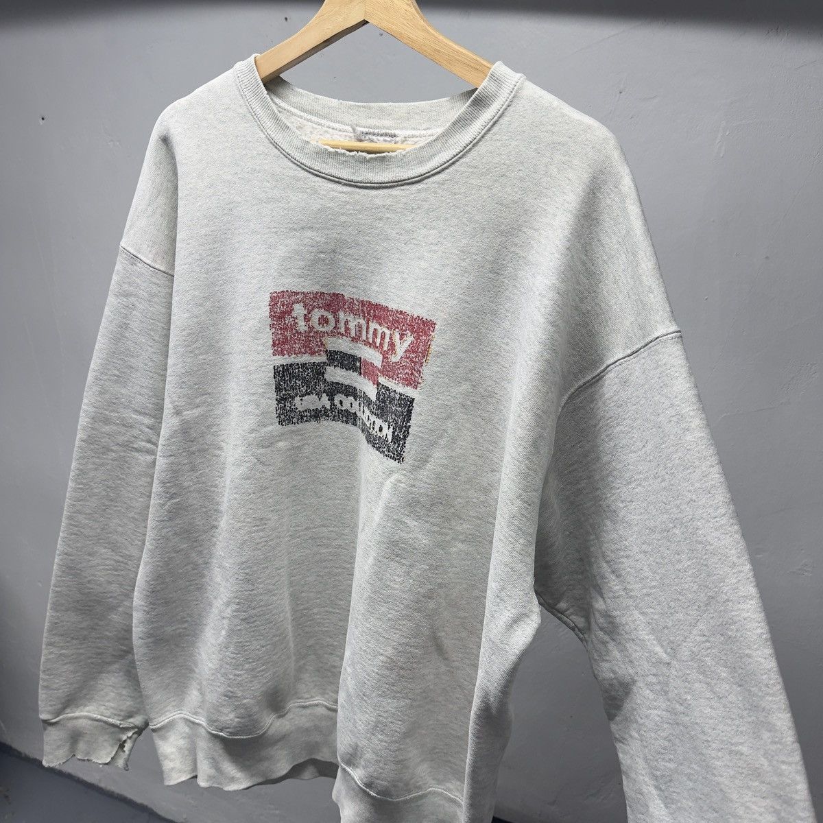 Vintage 90s Thrashed Faded Distressed Tommy Sweatshirt ERD Grunge Size US XXL / EU 58 / 5 - 15 Thumbnail