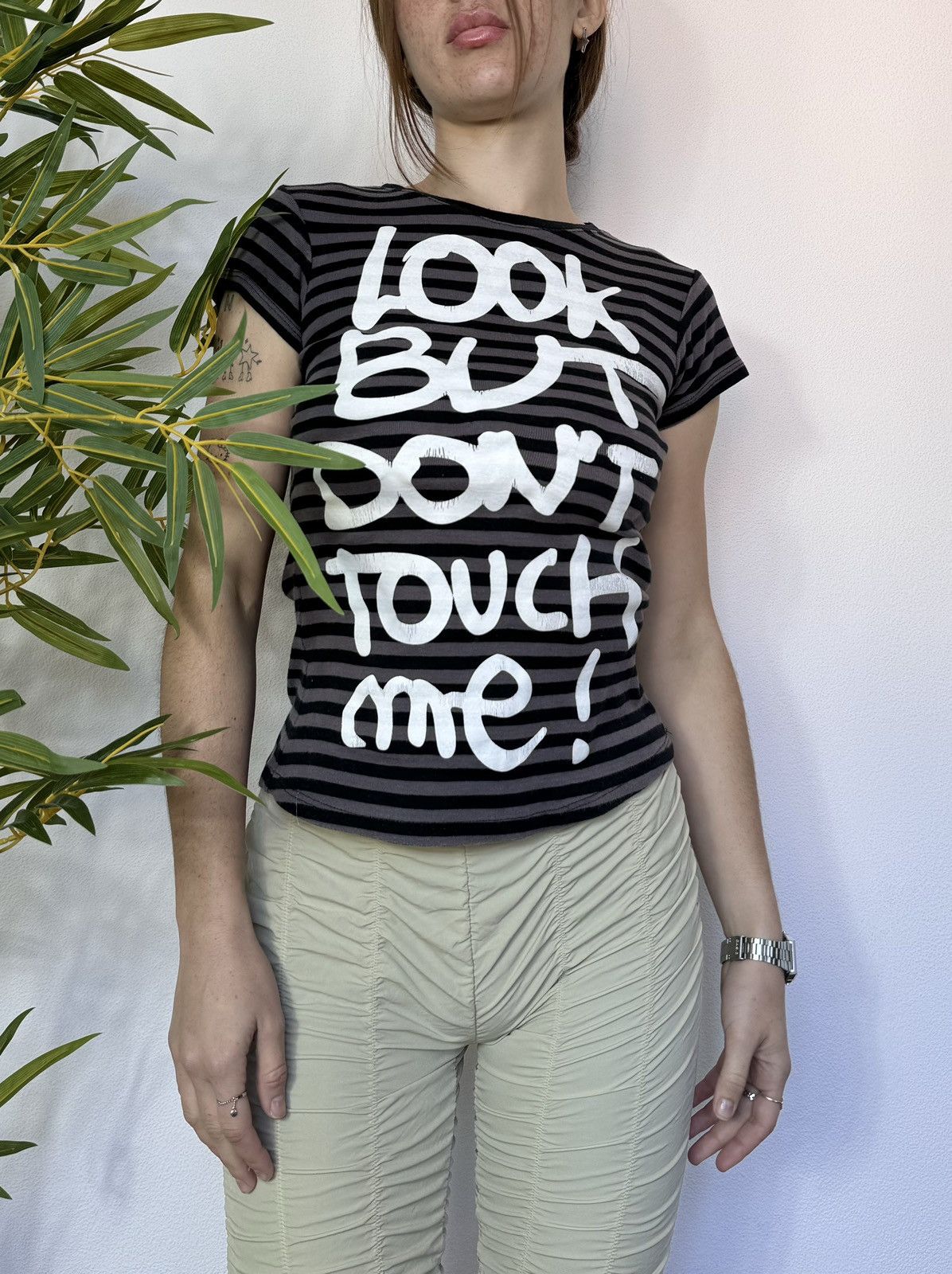 Vintage VINTAGE HUMOUR 2000s “LOOK BUT DONT TOUCH ME” TEE SHIRT Size S / US 4 / IT 40 - 2 Thumbnail