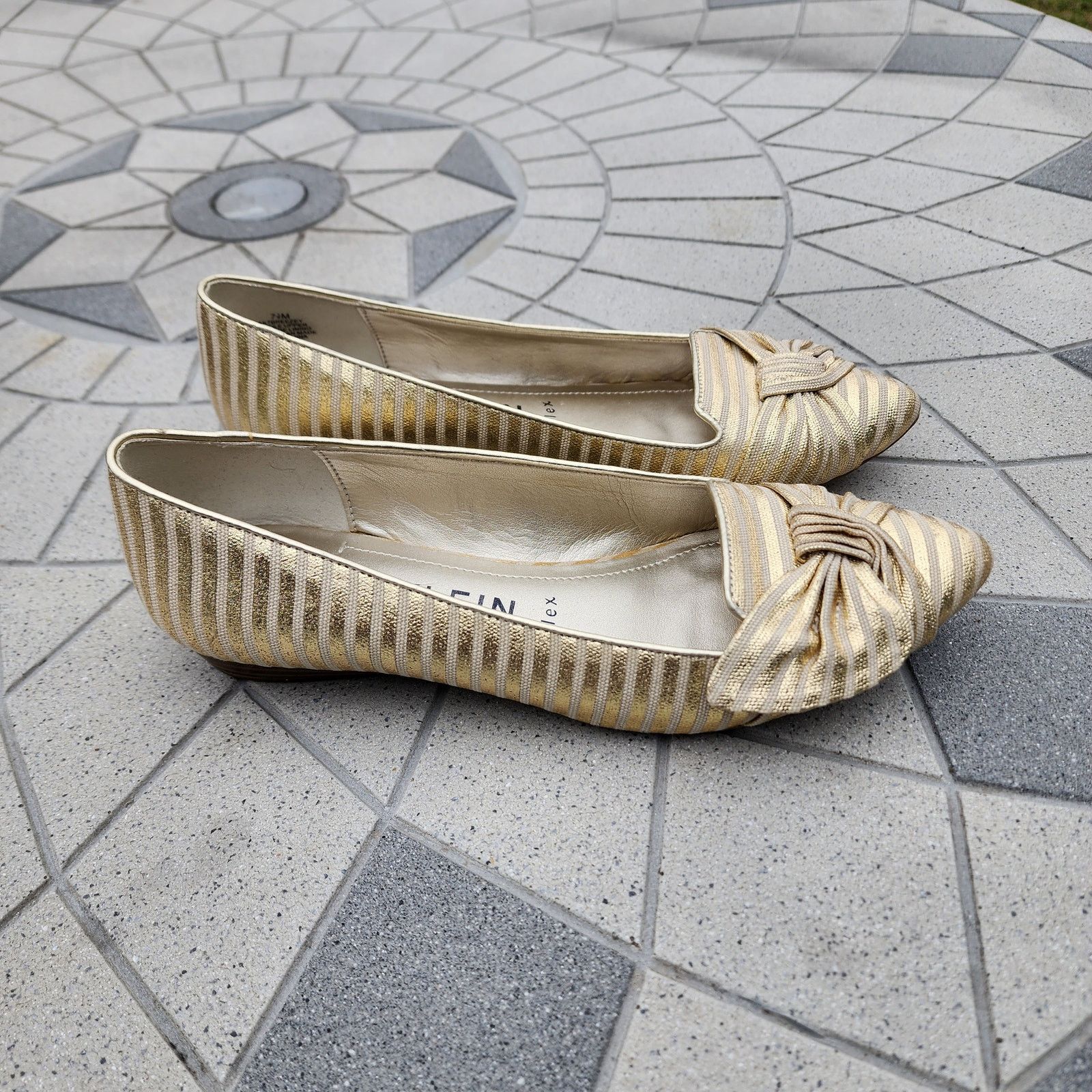 Anne Klein Anne Klein iFlex Breezey Striped Bow Gold Pumps 7.5 Size US 7.5 / IT 37.5 - 2 Thumbnail