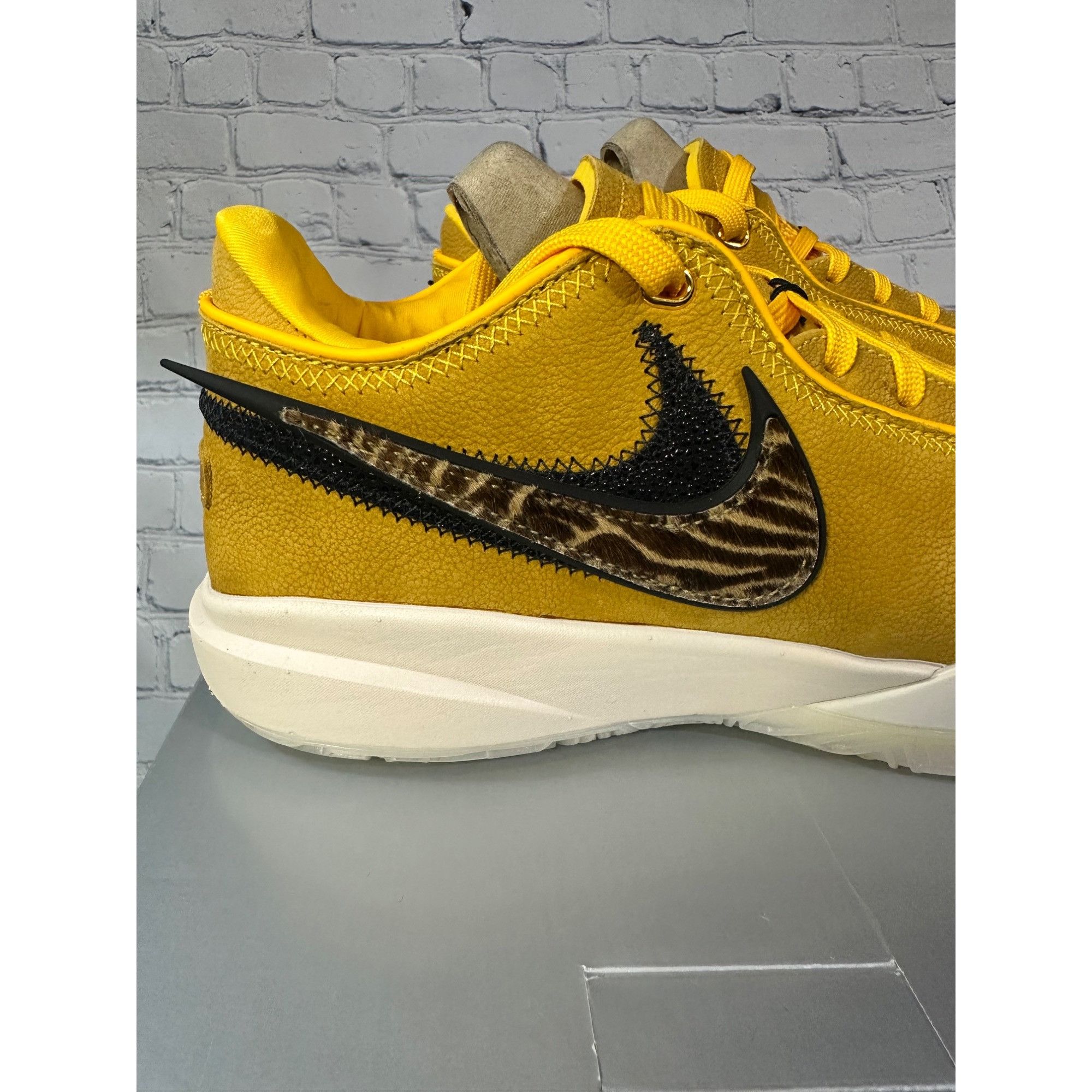 Nike Nike Lebron 20 Unknwn Art Basel South Beast ( Miami Exclusiv Size US 7.5 / EU 40-41 - 2 Thumbnail