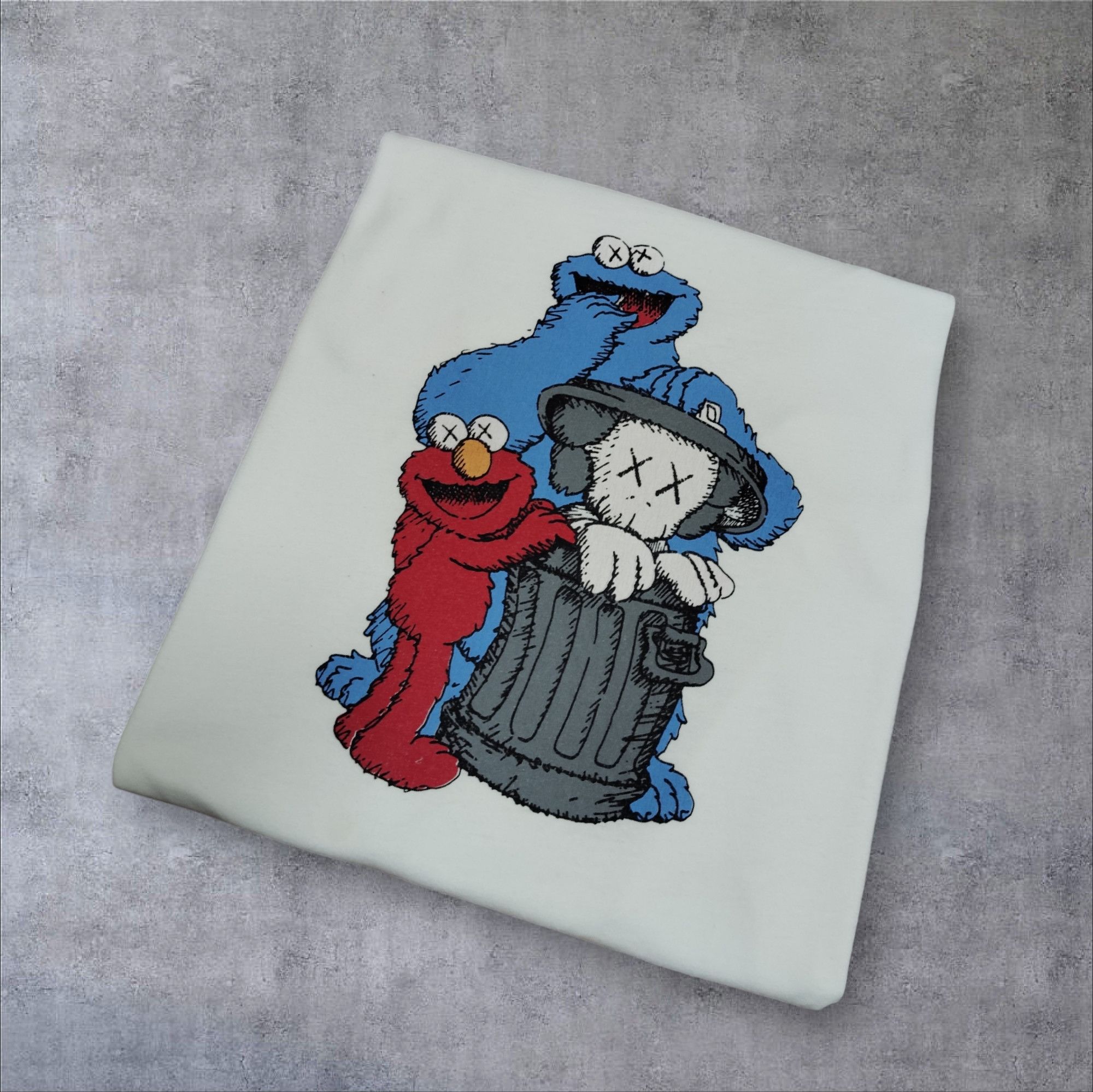 Kaws × Uniqlo KAWS x SESAME STREET T-SHIRT Size US M / EU 48-50 / 2 - 1 Thumbnail