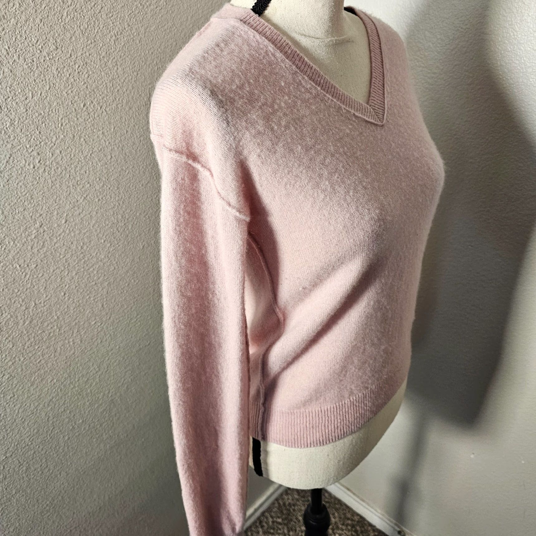 Neiman Marcus VINTAGE Neiman Marcus Cashmere Sweater XS Pink V-Neck Long Sleeve Casual Womens Size XS / US 0-2 / IT 36-38 - 6 Thumbnail