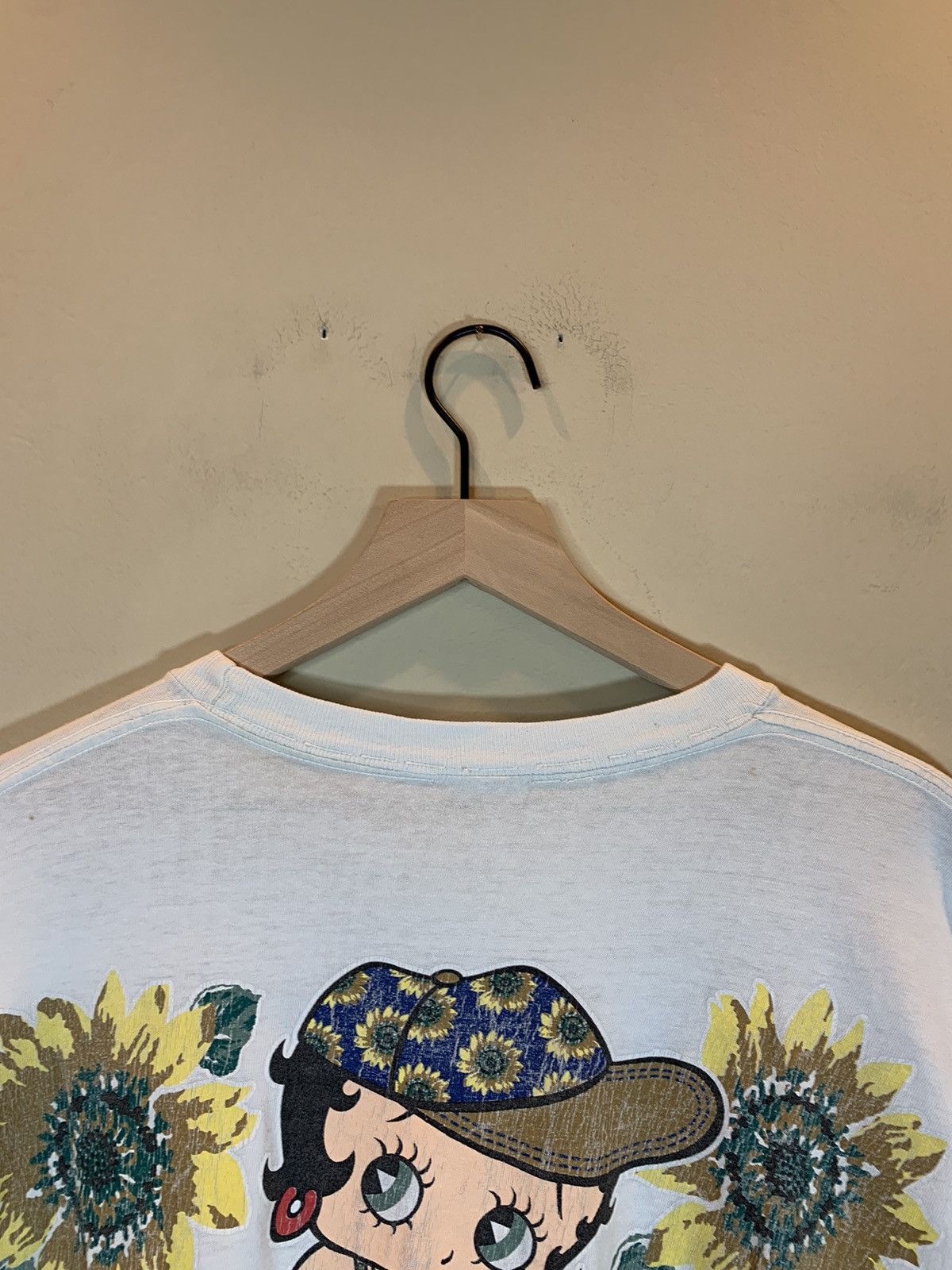 Vintage *RARE* Vintage 1995 Betty Boop Sunflowers Hippie AOP T-Shirt Size US XL / EU 56 / 4 - 10 Thumbnail