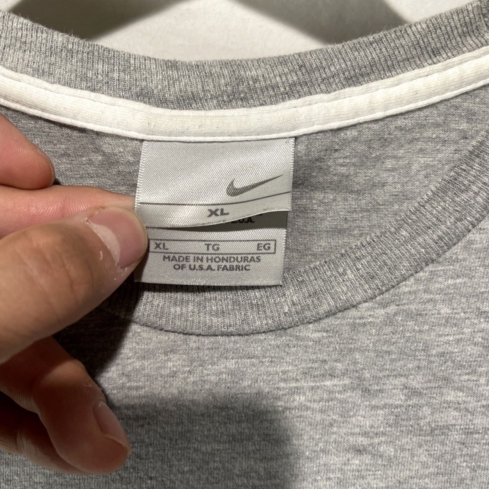Nike VINTAGE Nike Shirt Mens XL Gray Swoosh Logo Streetwear Adult Y2K Size US XL / EU 56 / 4 - 5 Thumbnail