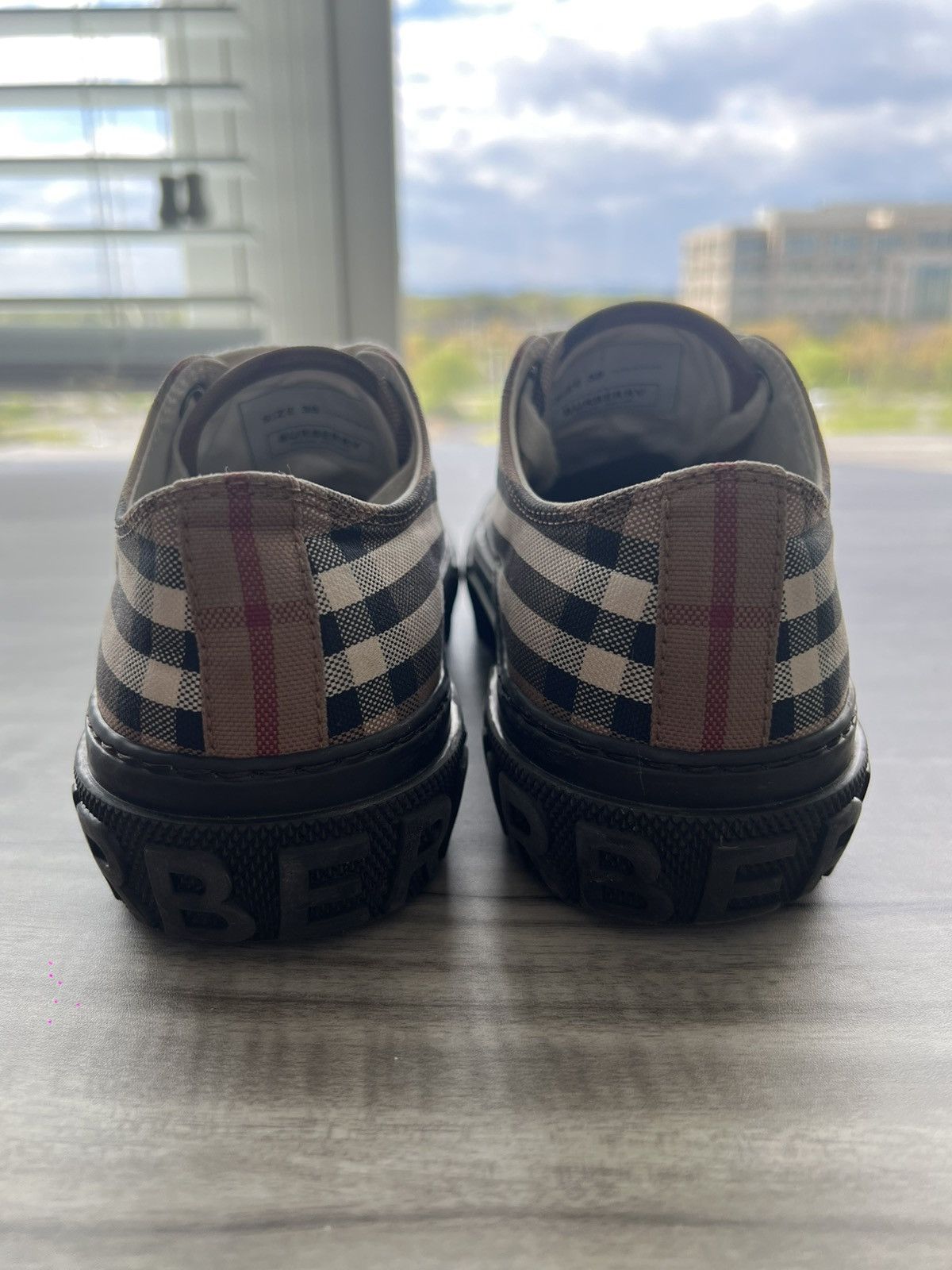 Burberry $650 Burberry Check Low Canvas Sneaker Size 6 Womens (EU 36) Size US 6 / IT 36 - 4 Thumbnail