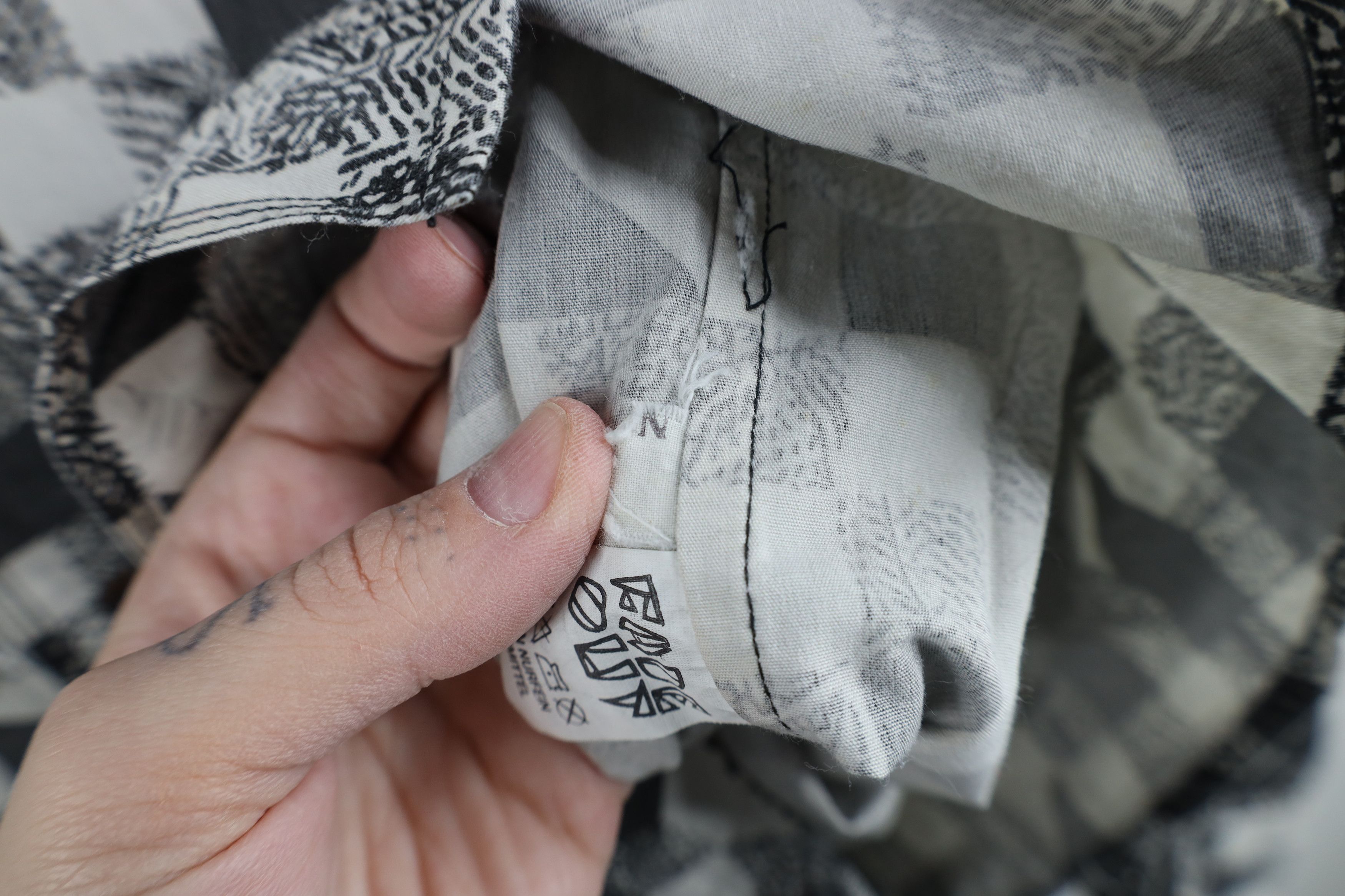 Vintage Vintage 90s Streetwear Surf Skateboard Button Shirt Size US S / EU 44-46 / 1 - 9 Thumbnail