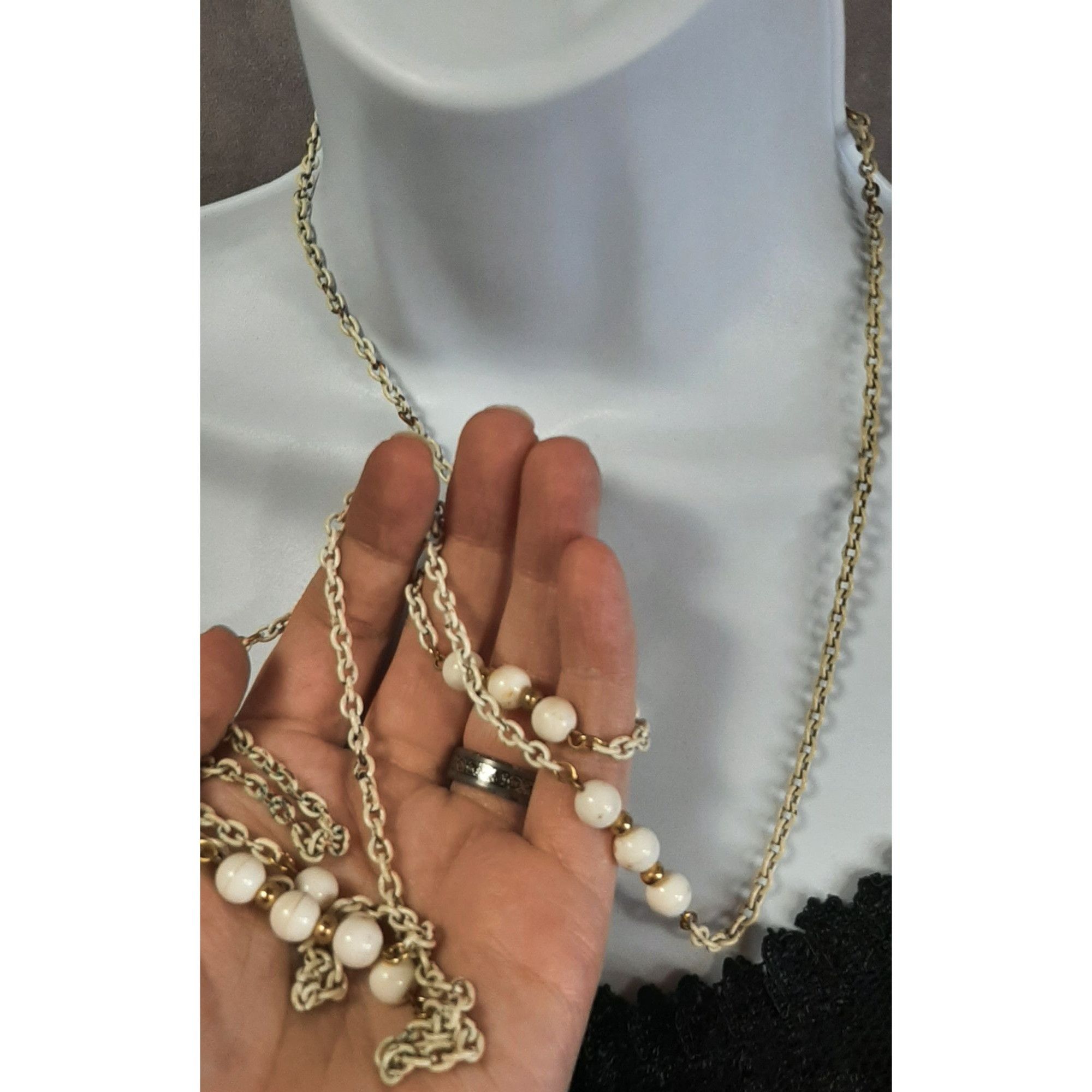 Other Vintage Retro White Beaded Chain Necklace With Gold Tone Acc Size ONE SIZE - 2 Thumbnail