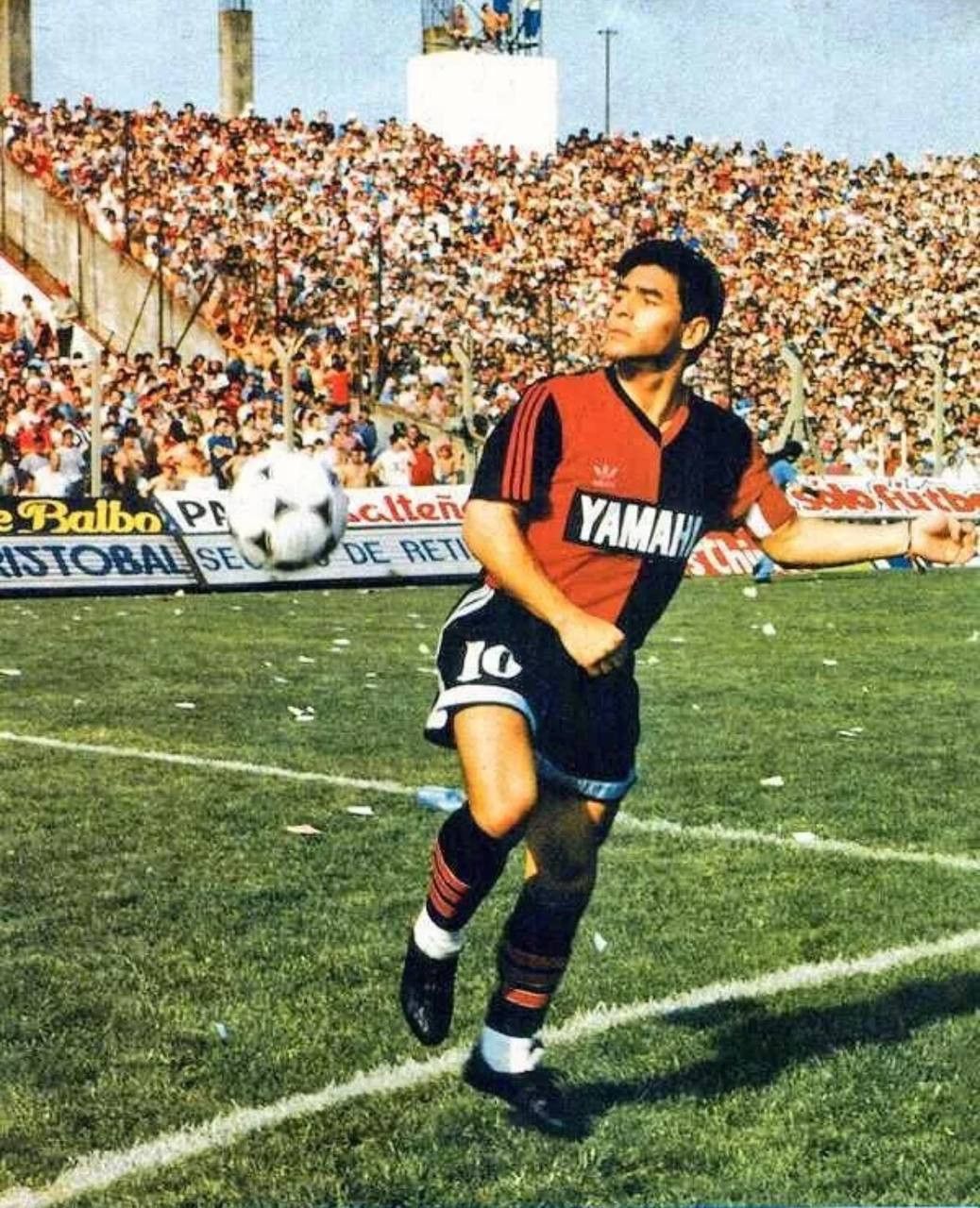 Vintage Vintage Retro Newells Old Boys Soccer Jersey Maradona 1993S Size US S / EU 44-46 / 1 - 1 Thumbnail