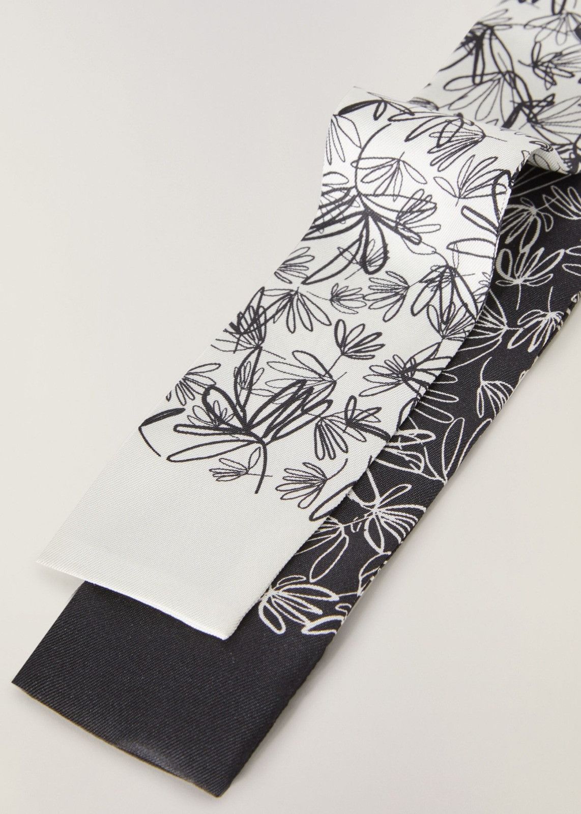 Loro Piana o1srvl11e0824 Size: OS/ Agapanthus Neck Scarf in Black/White Size ONE SIZE - 2 Thumbnail