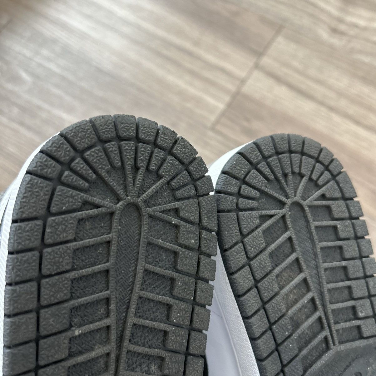 Jordan Brand 2021 Air Jordan 1 Silver Toe sz 7.5M / 9W Size US 7.5 / EU 40-41 - 8 Thumbnail