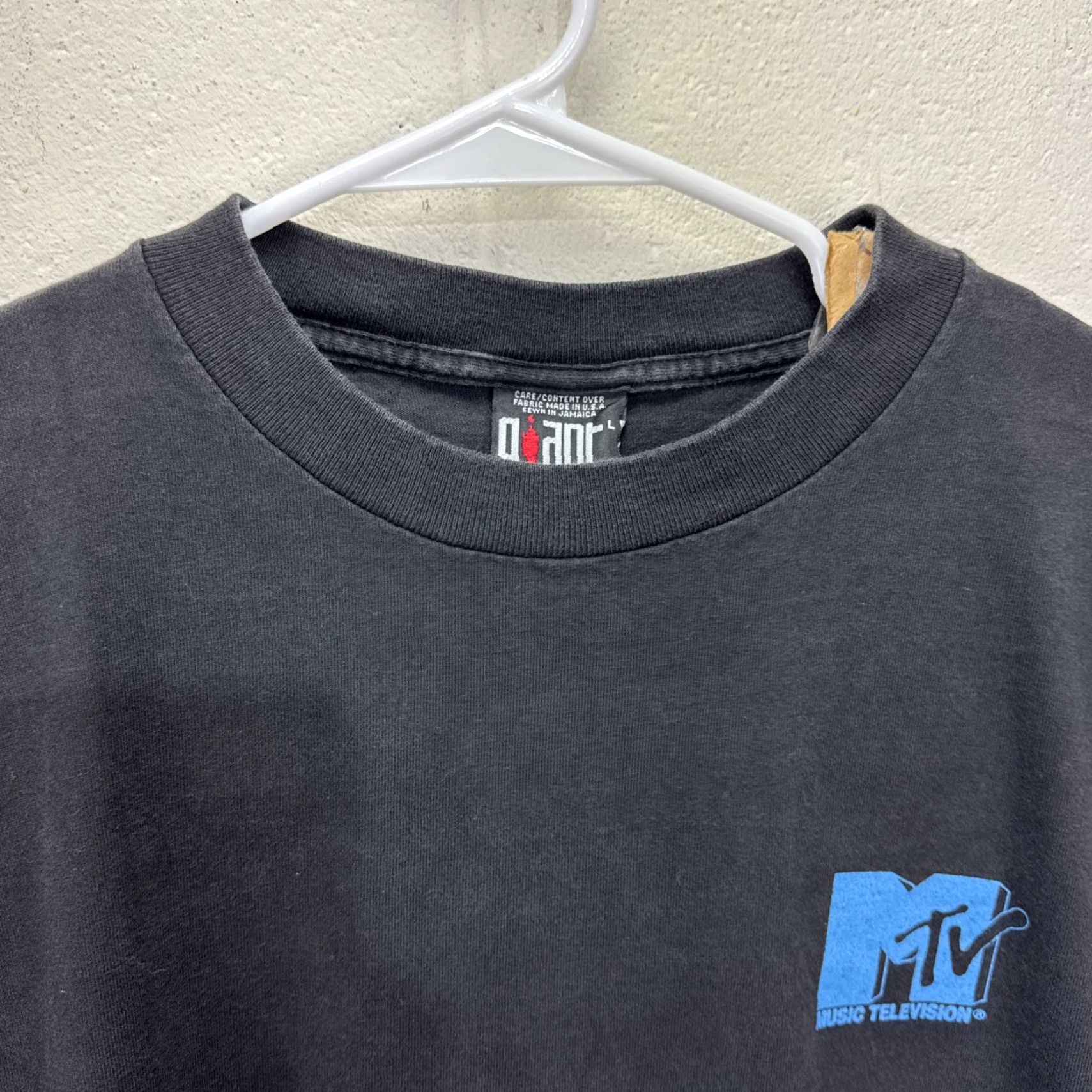 Vintage VINTAGE Giant MTV World Peace T-Shirt Black Large Graphic Print Music Television Mens Size US L / EU 52-54 / 3 - 5 Thumbnail