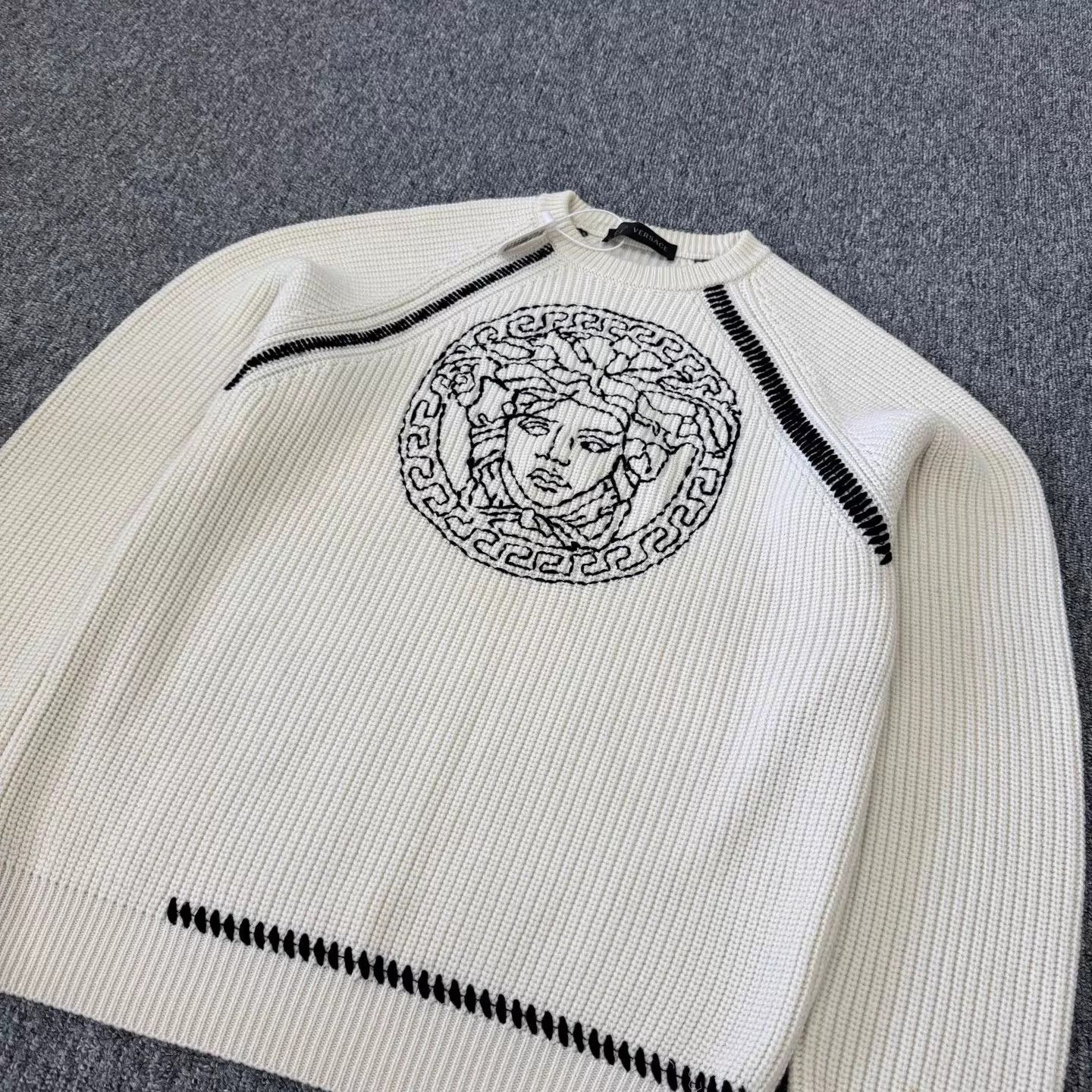 Versace Versace Medusa Logo Chunky Knit Sweater Size 54 99 New Size US L / EU 52-54 / 3 - 3 Thumbnail