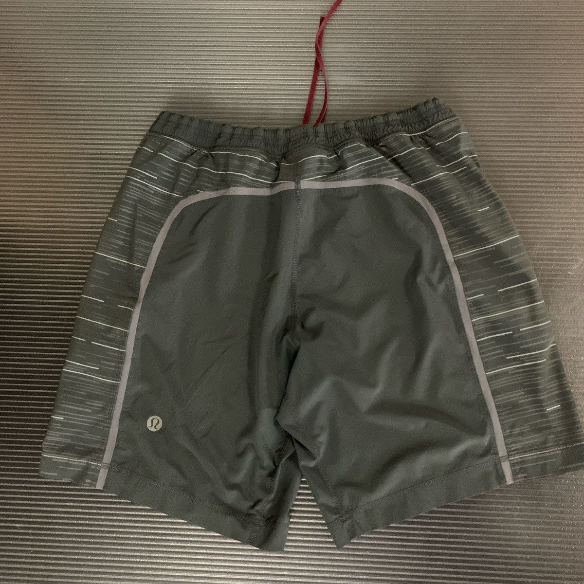 Lululemon Lululemon grey pace breaker lined 9” shorts XL Size US 38 / EU 54 - 3 Thumbnail