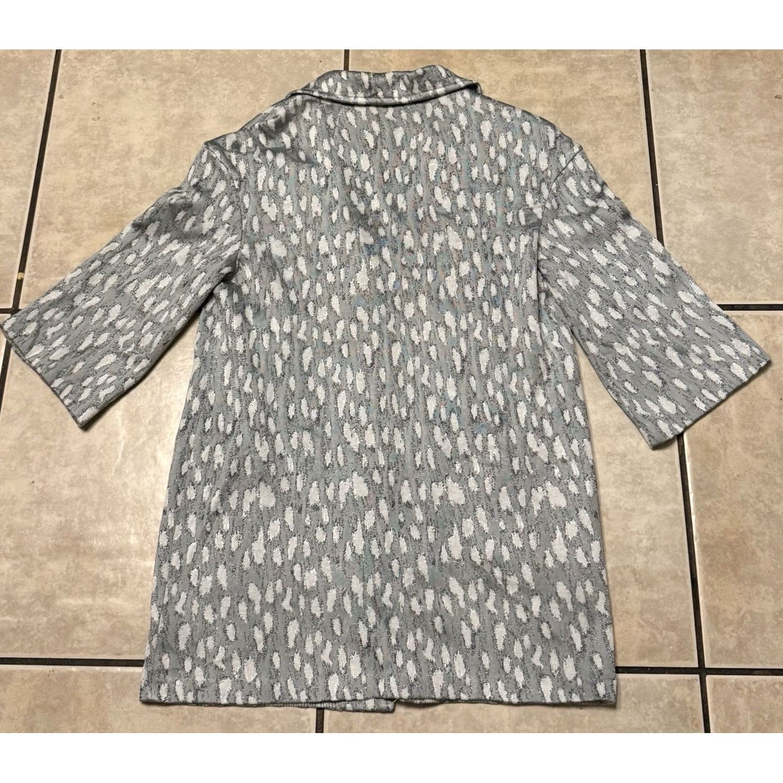 St. John VINTAGE St. John Women’s Evening Jacket Knit Animal Print Long 6 Silver 3/4 Sleeve One-Button Formal/Cocktail Relaxed Regular Girls/Womens Size M / US 6-8 / IT 42-44 - 2 Thumbnail
