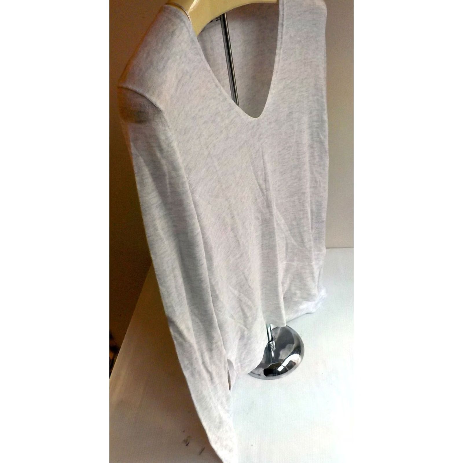 Zara VINTAGE ZARA KNIT V-Neck Lightweight Pullover Sweater Ivory Gray XS Womens Knit Pullover Long Sleeve Slit Cuffs 29 Length 26.5 Sleeve Great Condition Size XS / US 0-2 / IT 36-38 - 3 Thumbnail