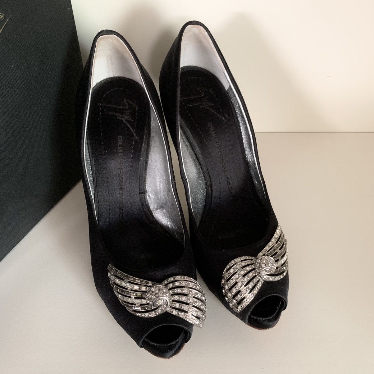 Giuseppe Zanotti Giuseppe Zanotti crystal bow black satin pumps Size US 6 / IT 36 - 3 Thumbnail