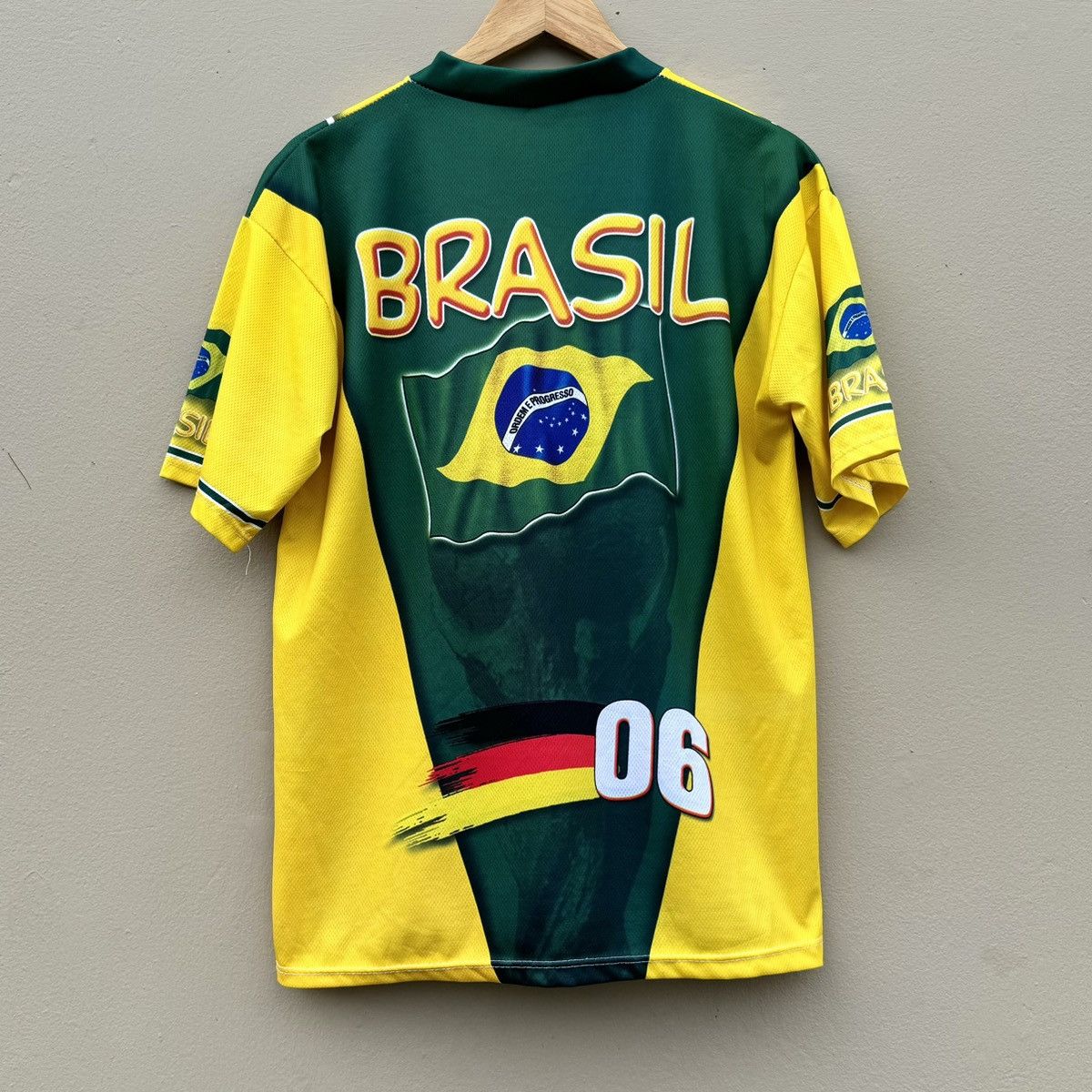 Vintage Vintage ronaldo R9 brasil football rare jersey Size US L / EU 52-54 / 3 - 3 Thumbnail