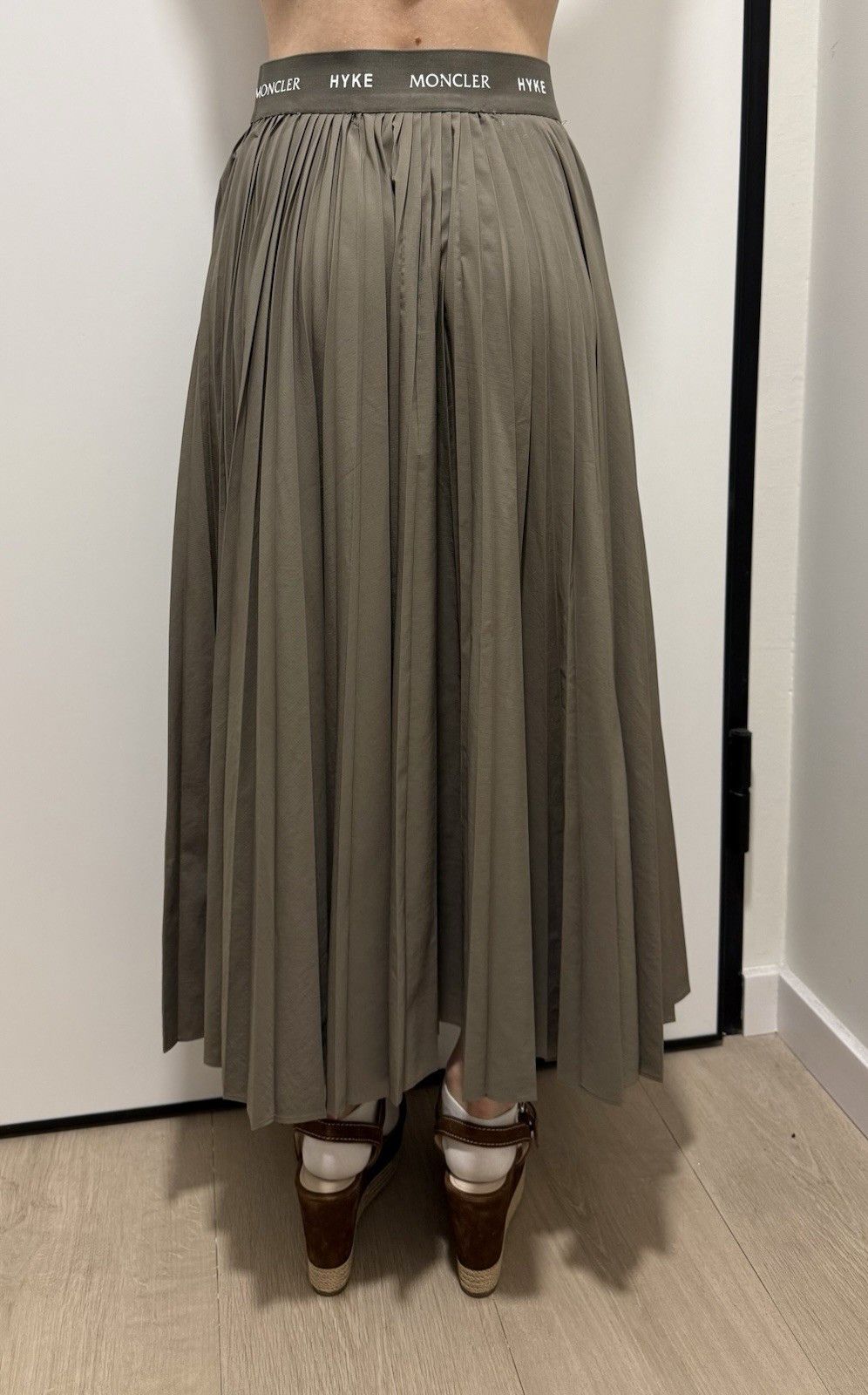 Moncler DDP Moncler x Hyke Pleated Taupe Mid Length Gonna Skirt Size 30" / US 8 / IT 44 - 4 Thumbnail
