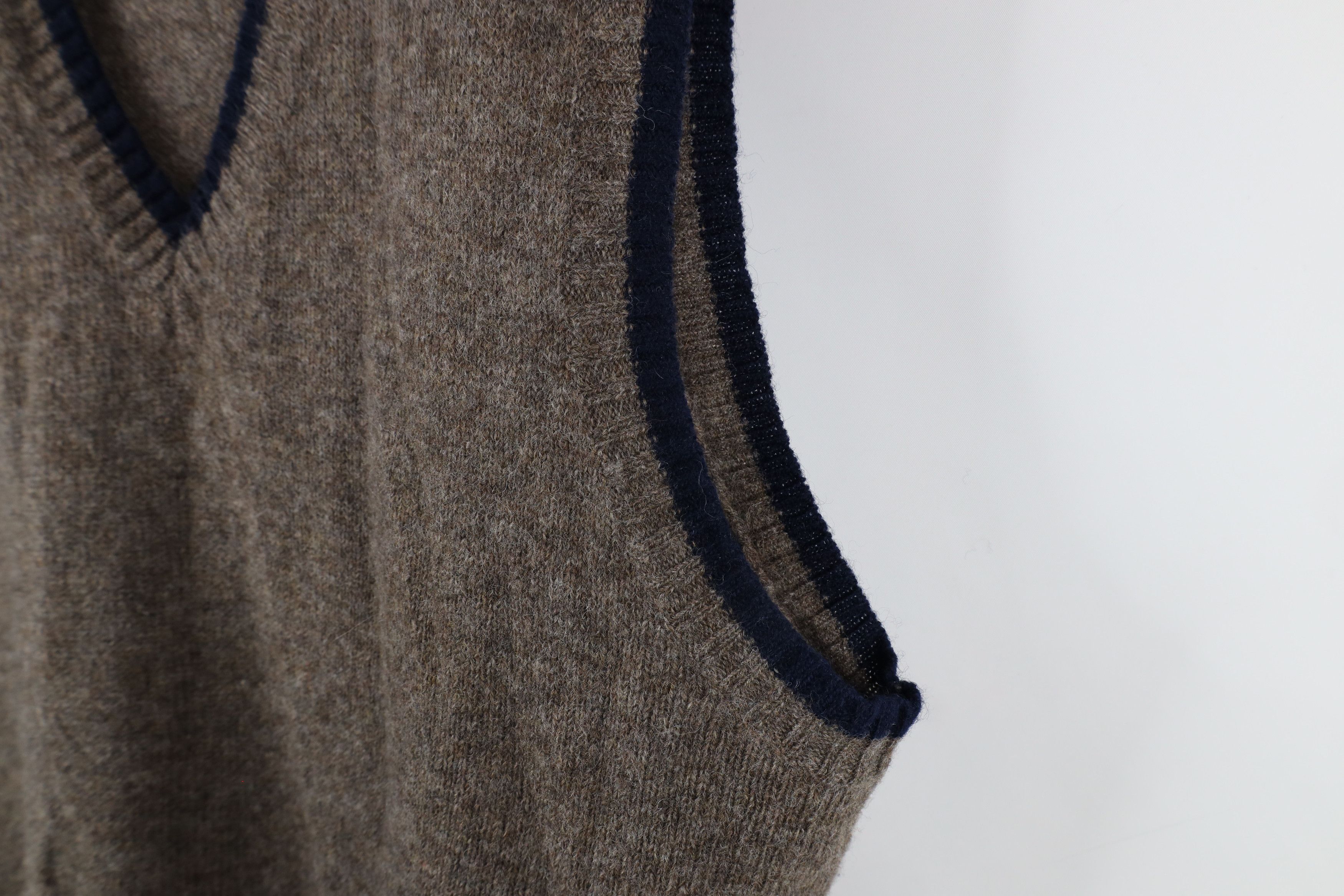 Vintage Vintage 90s Streetwear Wool Knit V-Neck Sweater Vest Brown Size US XL / EU 56 / 4 - 4 Thumbnail