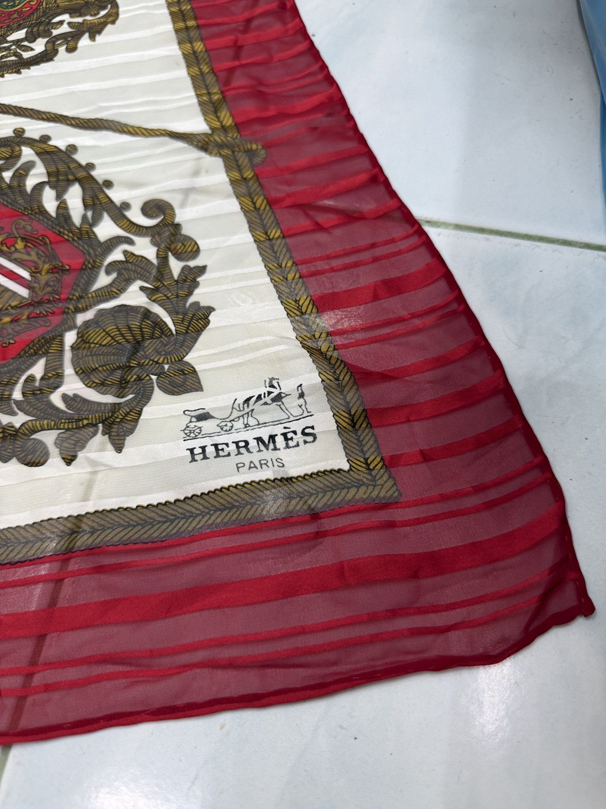 Hermes 🔥🔥🔥ARCHIVE VINTAGE HERMES LES ARMES DE PARIS SILK SCARF Size ONE SIZE - 2 Thumbnail