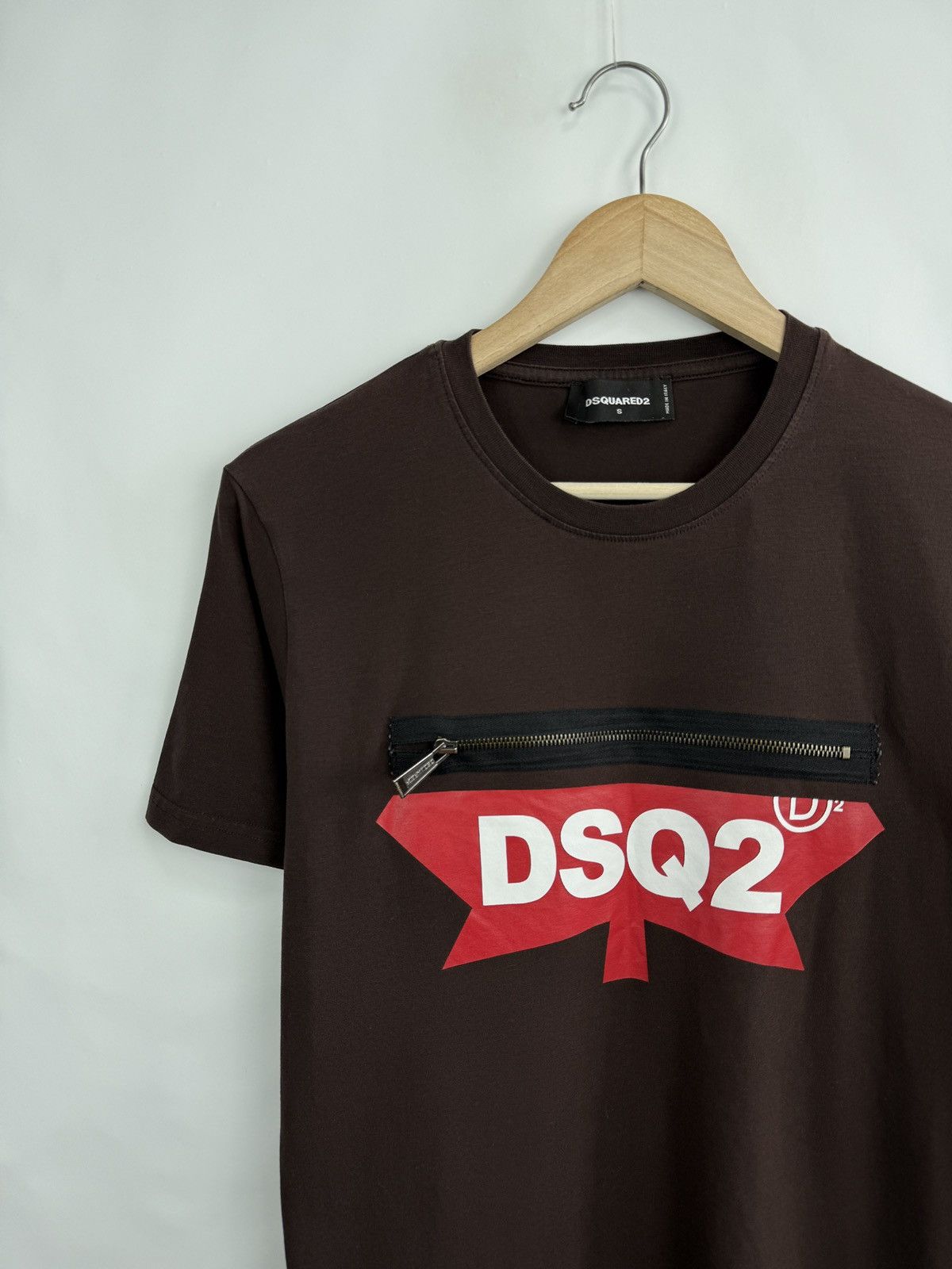 Dsquared2 🇮🇹 Y2K Dsquared2 DSQ2 Print Zip Chest T-Shirt Made in Italy Size US S / EU 44-46 / 1 - 3 Thumbnail