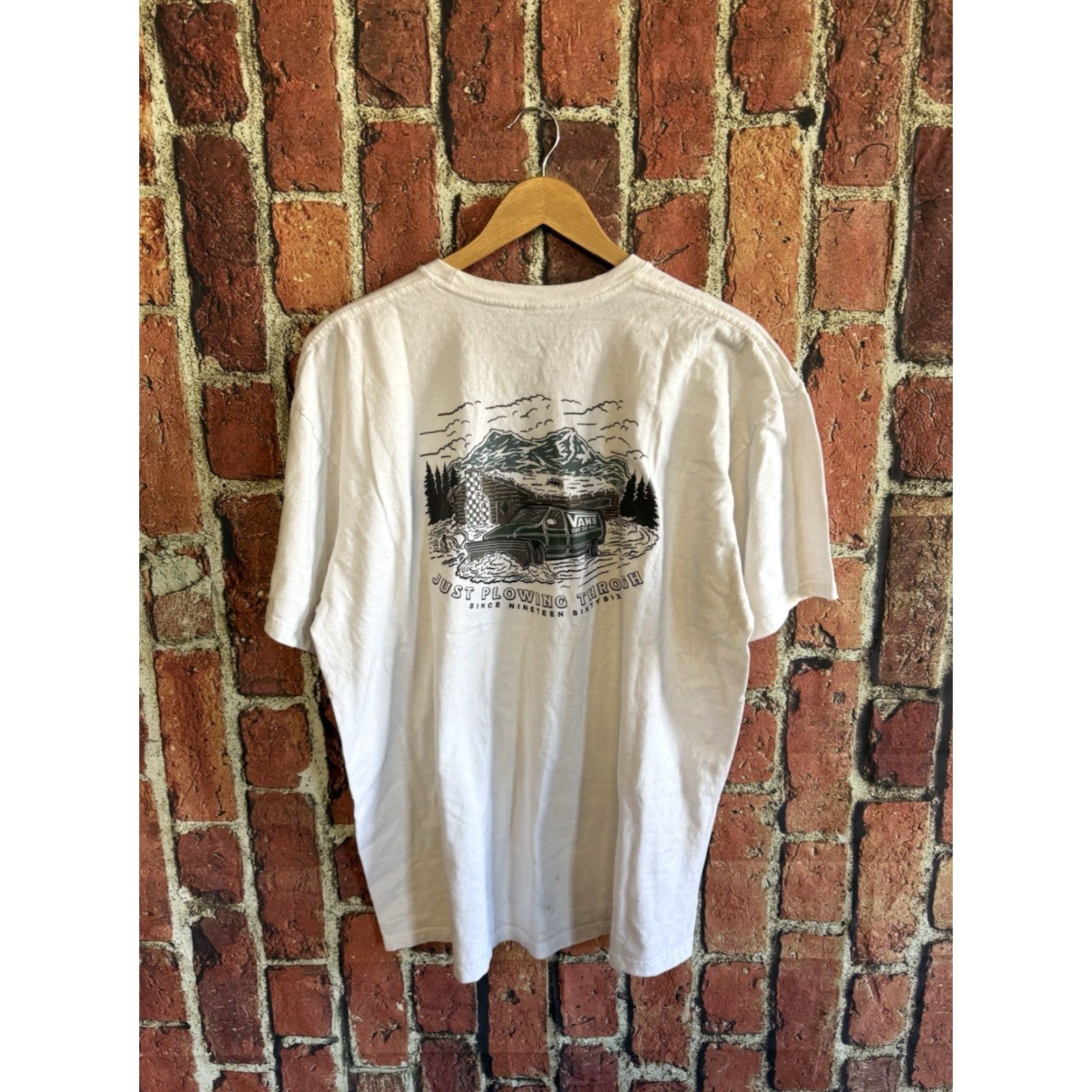 Vans VANS Mens White Short Sleeve Snow Man Graphic T-shirt XL 2XL Men White Snow Man Graphic T-Shirt 90s? Size US XL / EU 56 / 4 - 2 Thumbnail