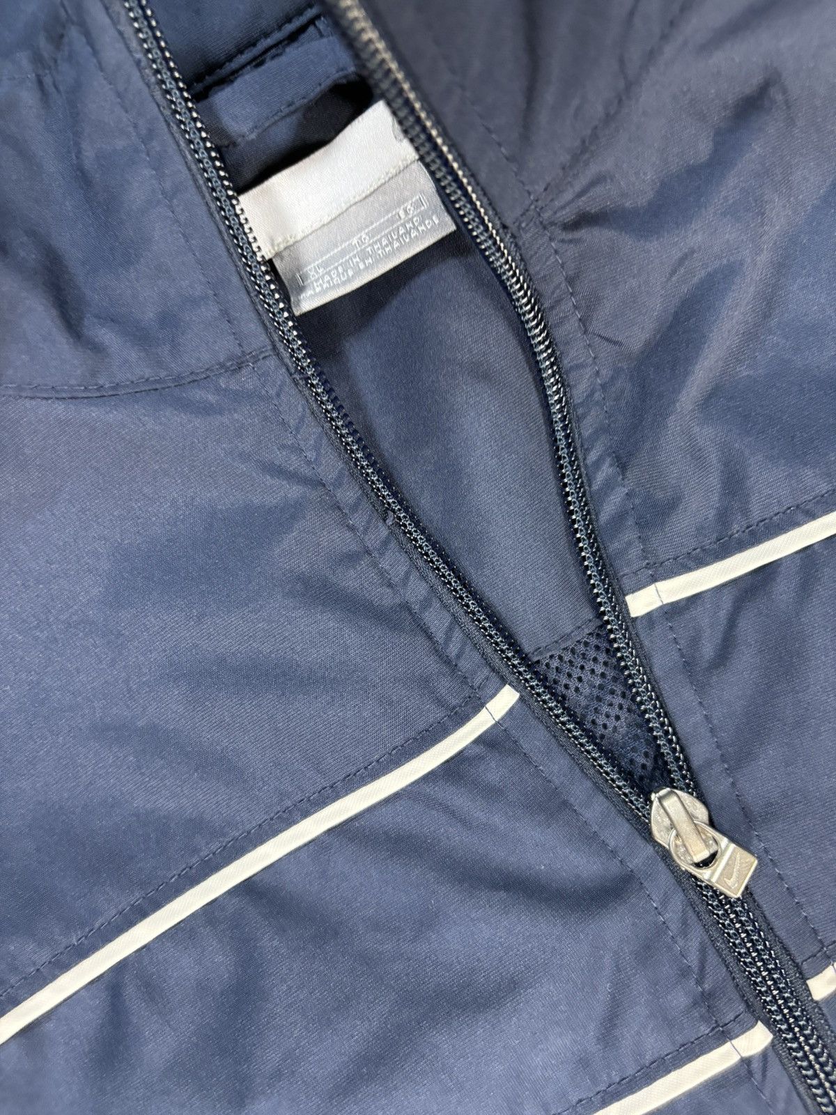 Nike × Vintage Y2K 2000 Navy Nike Windbreaker ZipUp Jacket Size US XL / EU 56 / 4 - 4 Thumbnail