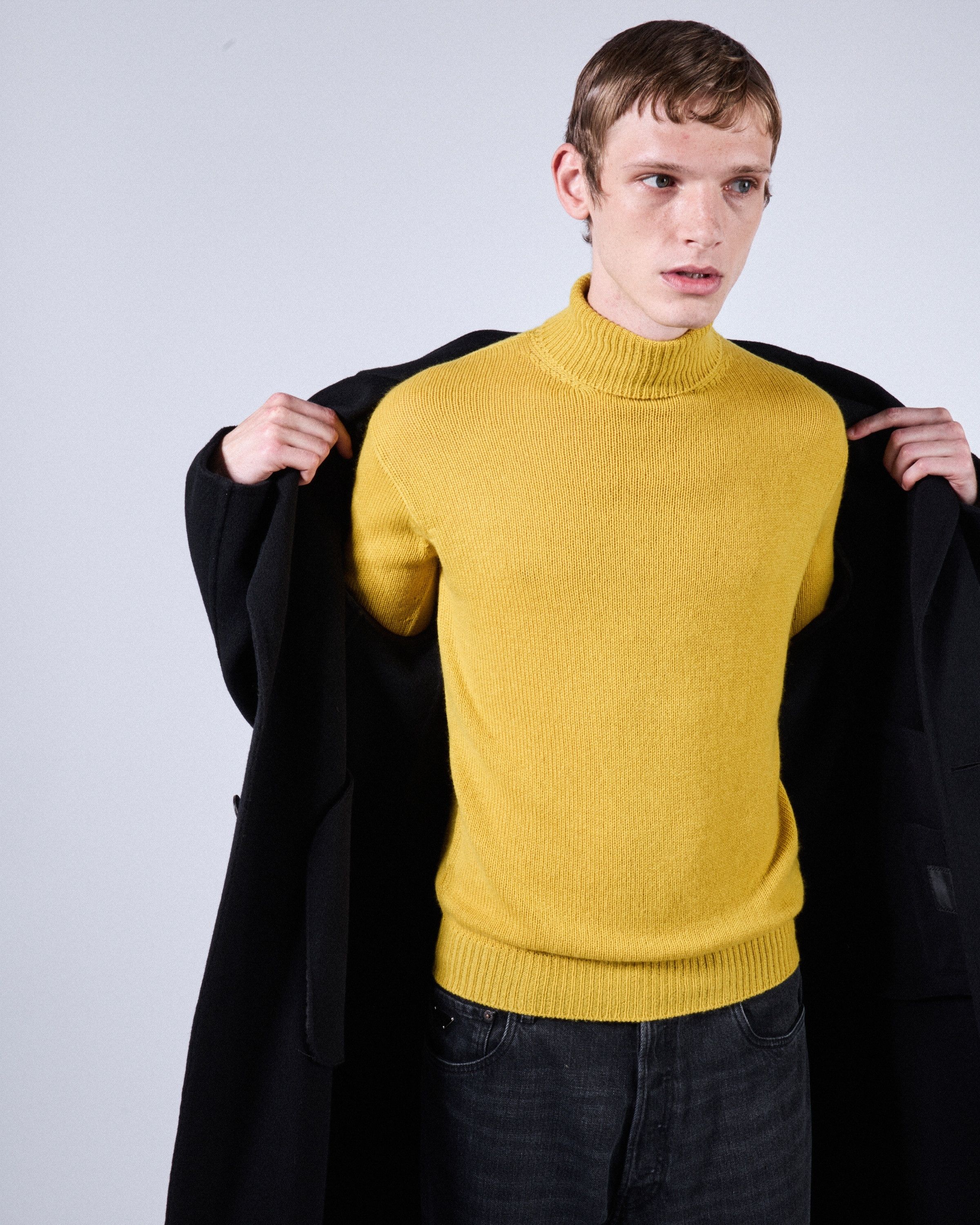 o1bcso1str1025 Cashmere Turtleneck Sweater in Yellow