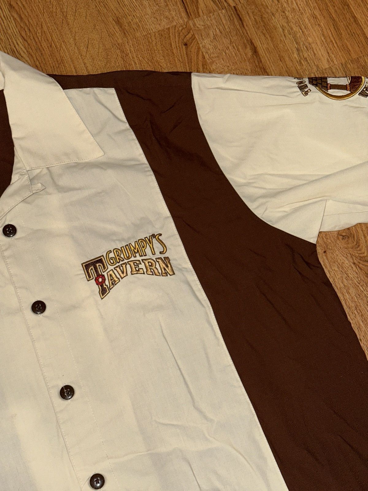 Cartoon Network × Disney × Vintage Vtg DISNEY World Grumpy’s Tavern Embroidered Button Down Size US M / EU 48-50 / 2 - 6 Thumbnail