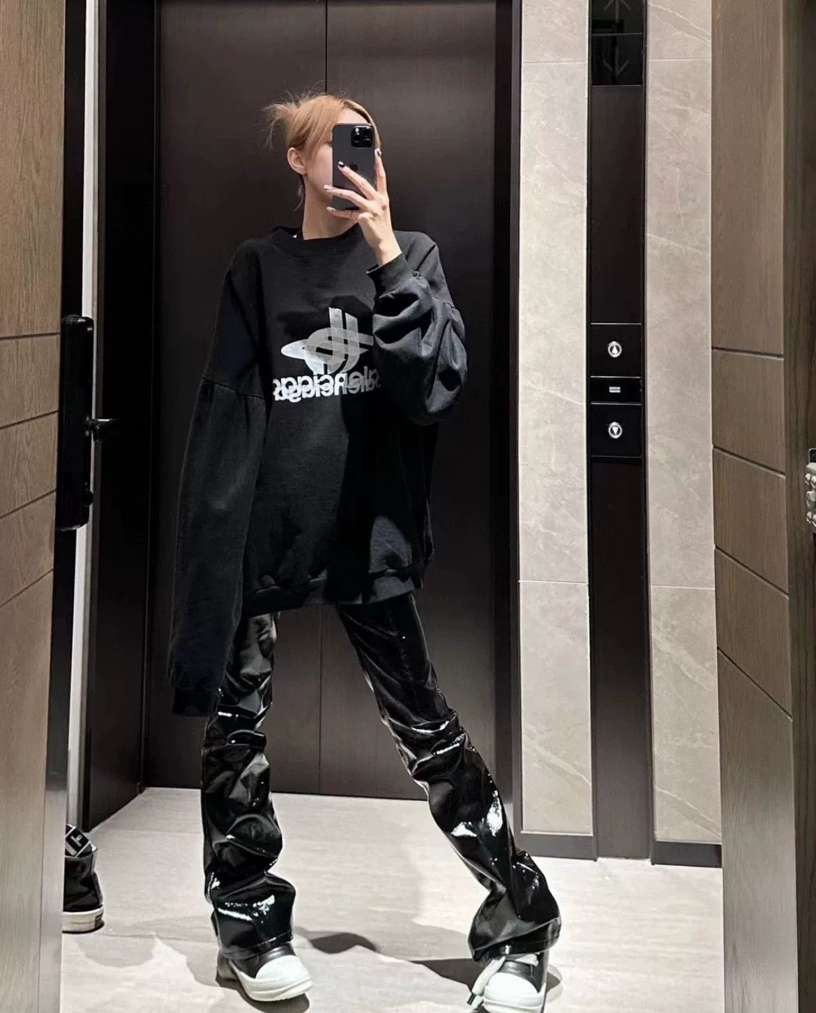 Balenciaga balenciaga black graphic long sleeve sweatshirt Size US M / EU 48-50 / 2 - 6 Thumbnail