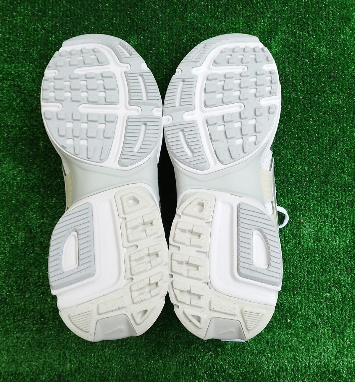 Nike Shoes Nike V2K Run Unisex Size US 11.5 / EU 44-45 - 6 Thumbnail